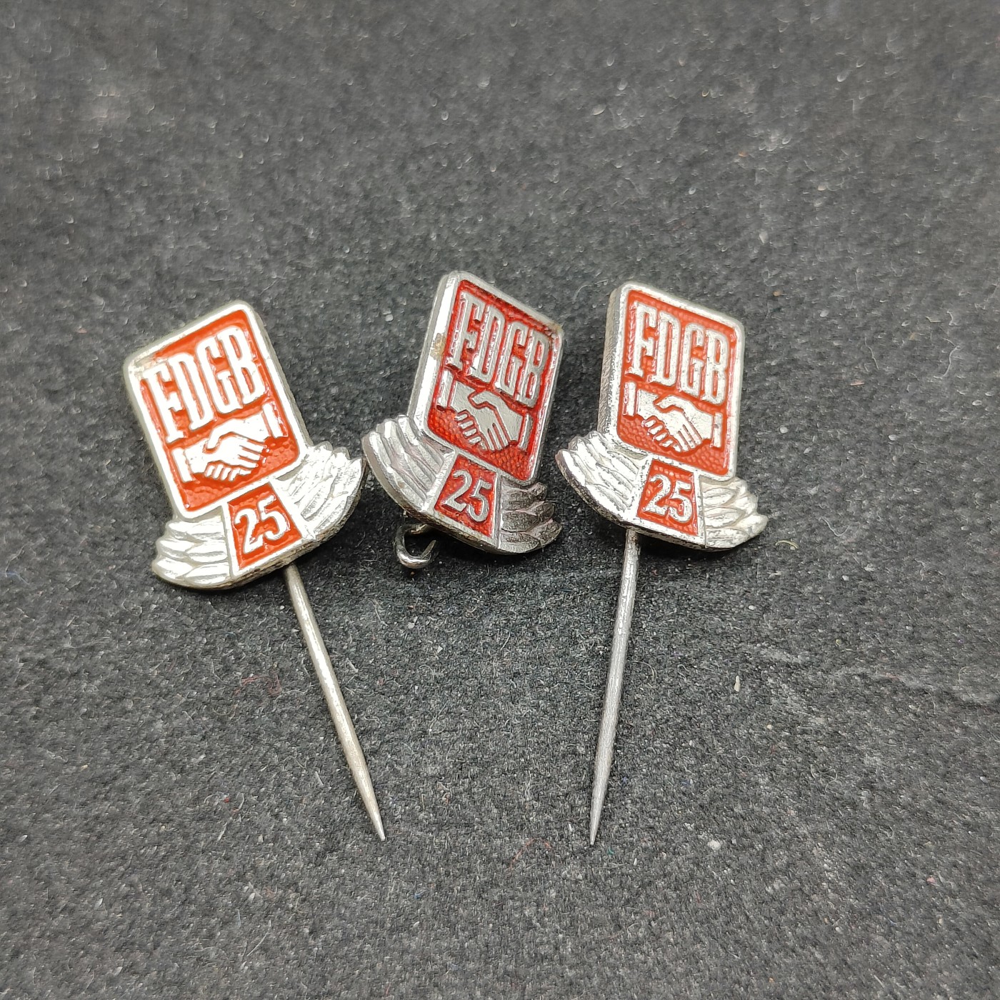 全场0元起拍 第73期 咸鱼国勋章拍卖专场 7月16日（周日）下午6：00开始 东德FDGB徽章三个