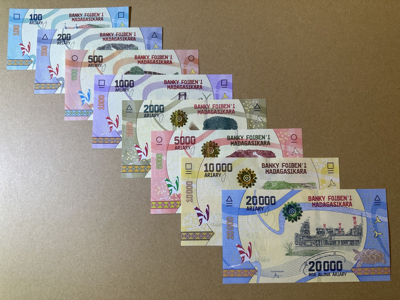 《张总收藏》110期—外币强钞 马达加斯加100-20000阿里亚里8张 UNC 2017年版全套