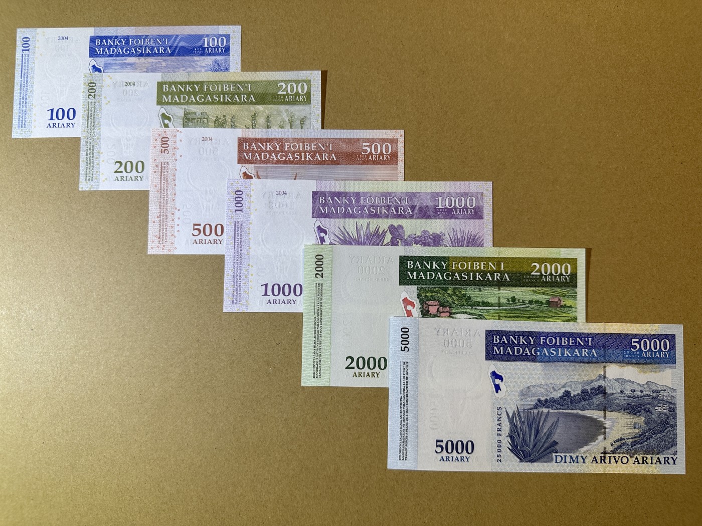 《张总收藏》110期—外币强钞 马达加斯加100-5000阿里亚里6张 UNC 2004-2006年版 全A冠