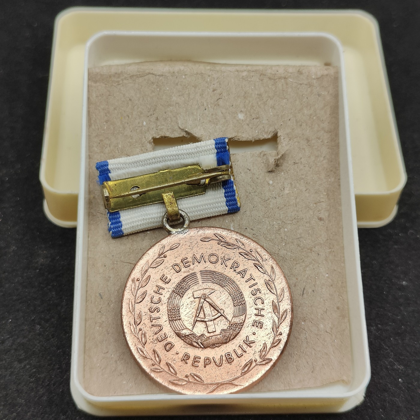 全场0元起拍 第73期 咸鱼国勋章拍卖专场 7月16日（周日）下午6：00开始 东德忠诚公共卫生服务事业奖章