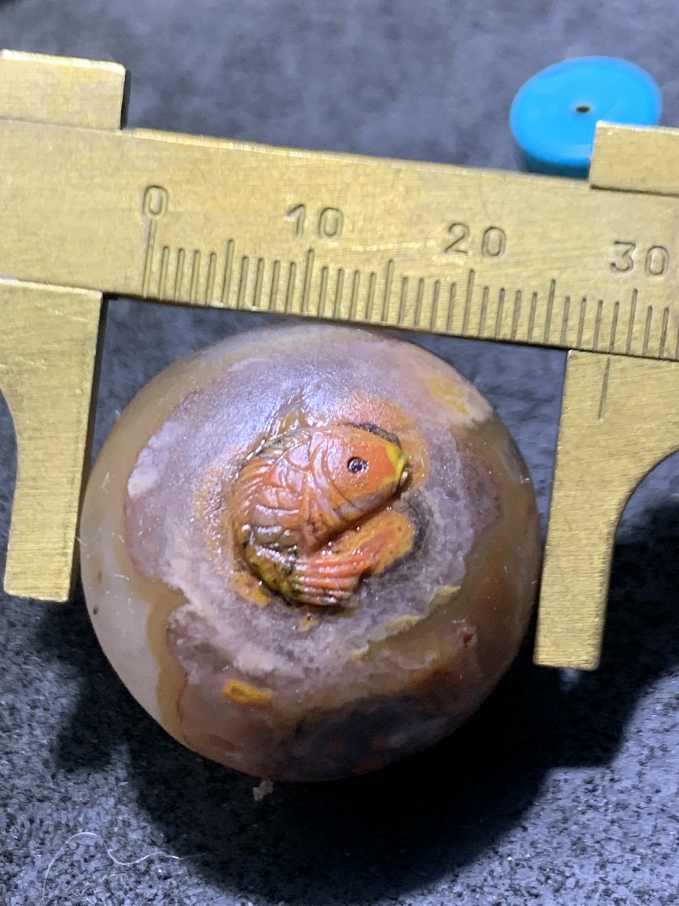 精美冰飘原皮亚光战国红玛瑙手工俏色巧雕鲤鱼打挺大圆珠一个