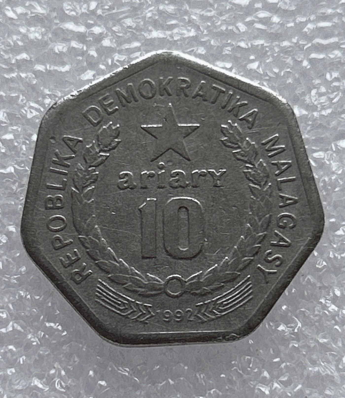 全场一元起拍 世界钱币散币场 第6期 马达加斯加10阿里亚里 1992年 农夫耕作图案