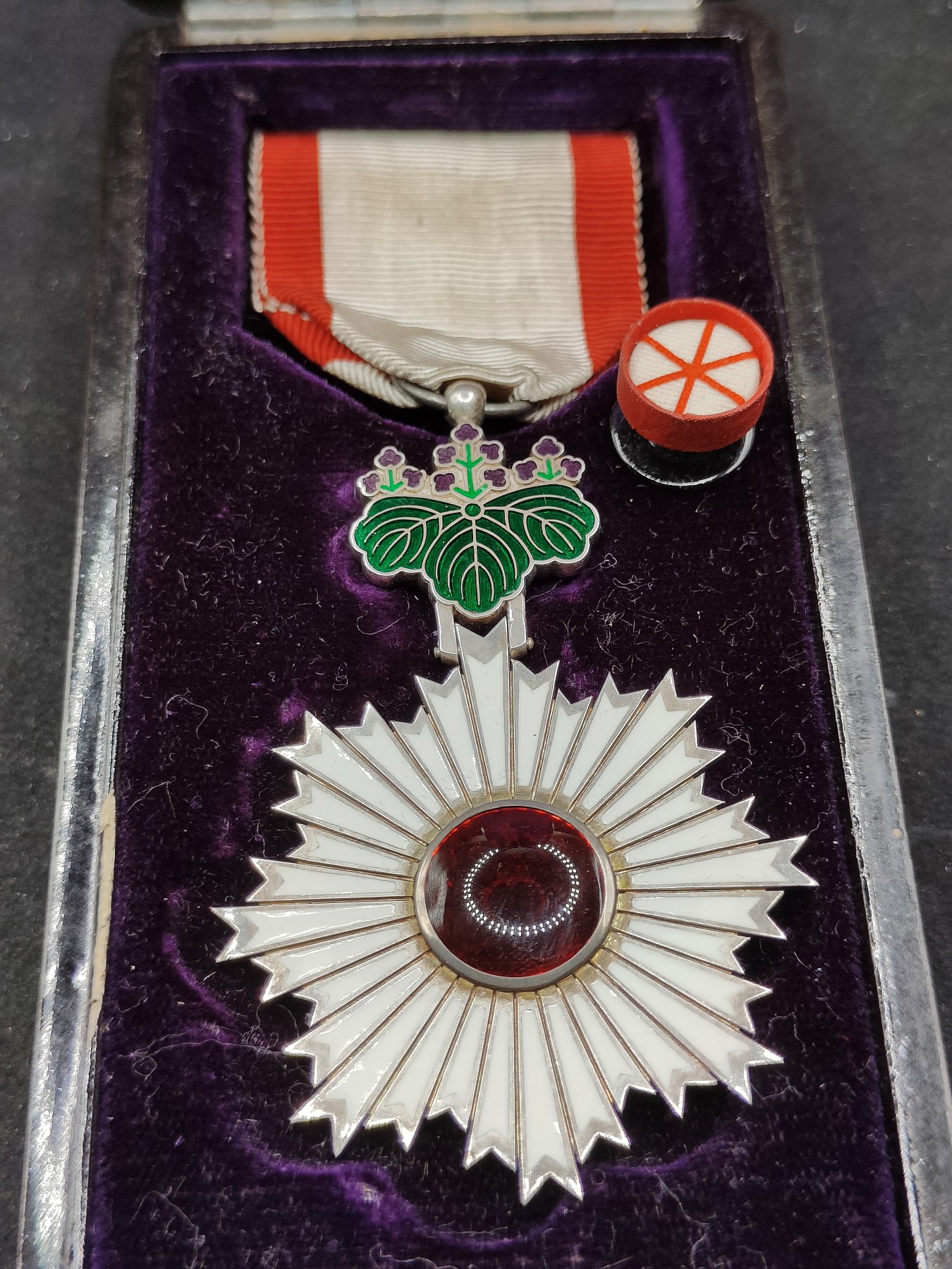 全场0元起拍 第73期 咸鱼国勋章拍卖专场 7月16日（周日）下午6：00开始 明治时期 六等旭日章 早期白色珐琅内缩银制带盒略