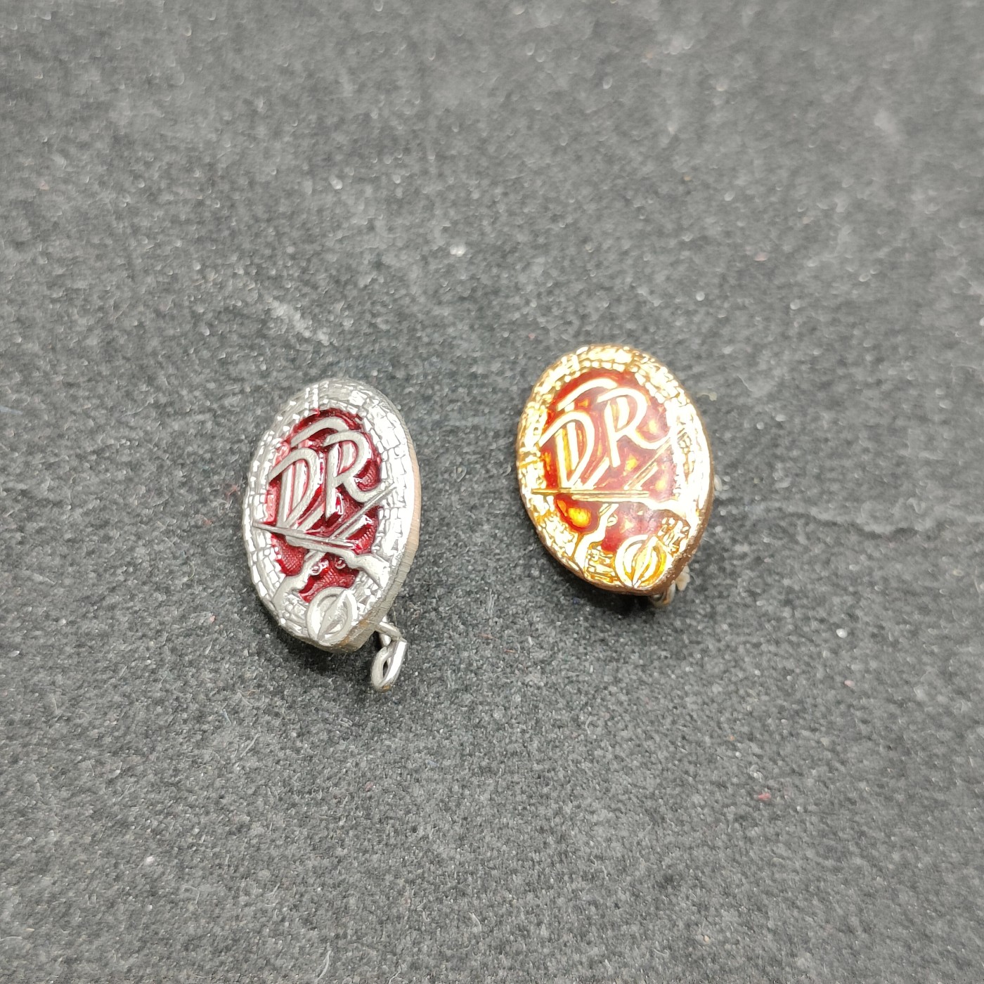 全场0元起拍 第73期 咸鱼国勋章拍卖专场 7月16日（周日）下午6：00开始 东德射击技能章两个