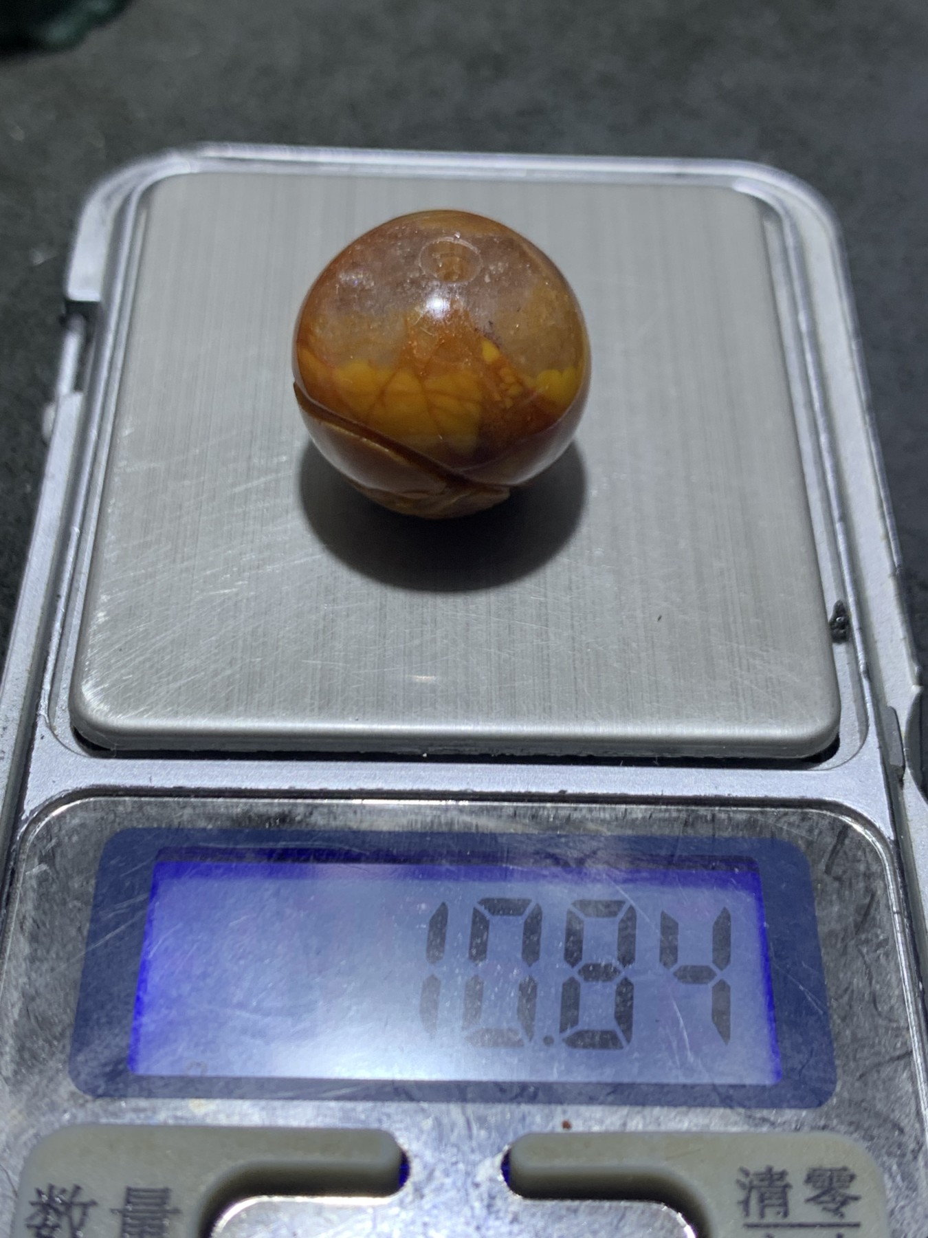 精美亚光草花纹战国红玛瑙手工俏色巧雕鹰2.0珠子一颗！