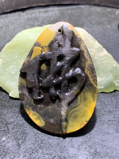 精美亚光原皮冰飘高玉化战国红玛瑙手工雕刻佛字大尺寸牌子一个， - 精美亚光原皮冰飘高玉化战国红玛瑙手工雕刻佛字大尺寸牌子一个，