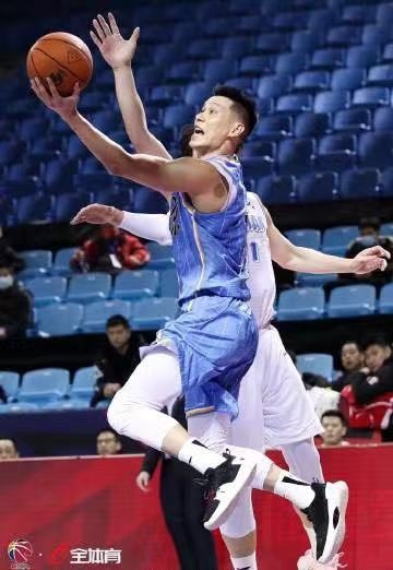 零元拍：方硕和林书豪双亲签北京首钢男篮8号客场战袍！