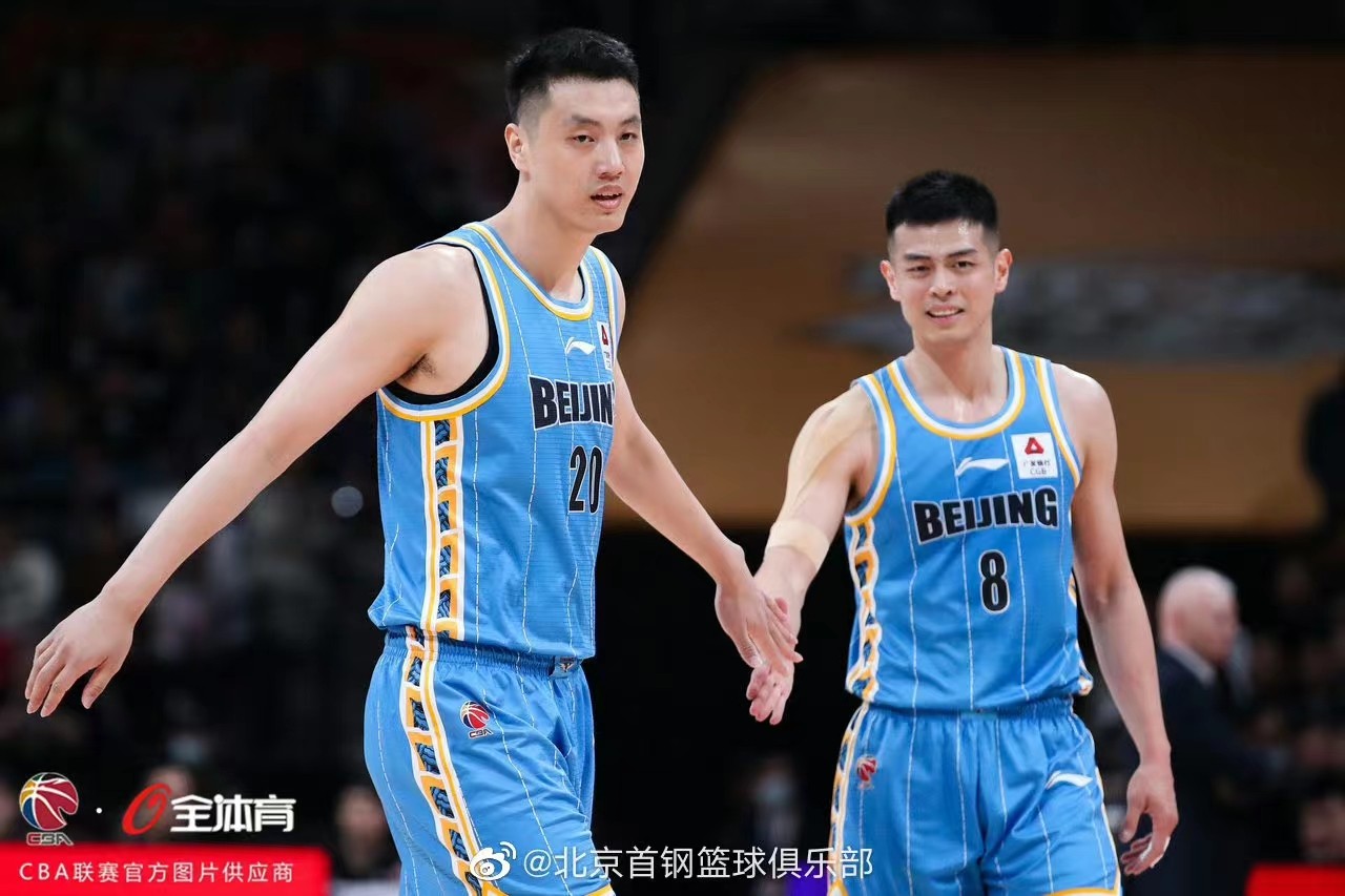 零元拍：方硕和林书豪双亲签北京首钢男篮8号客场战袍！