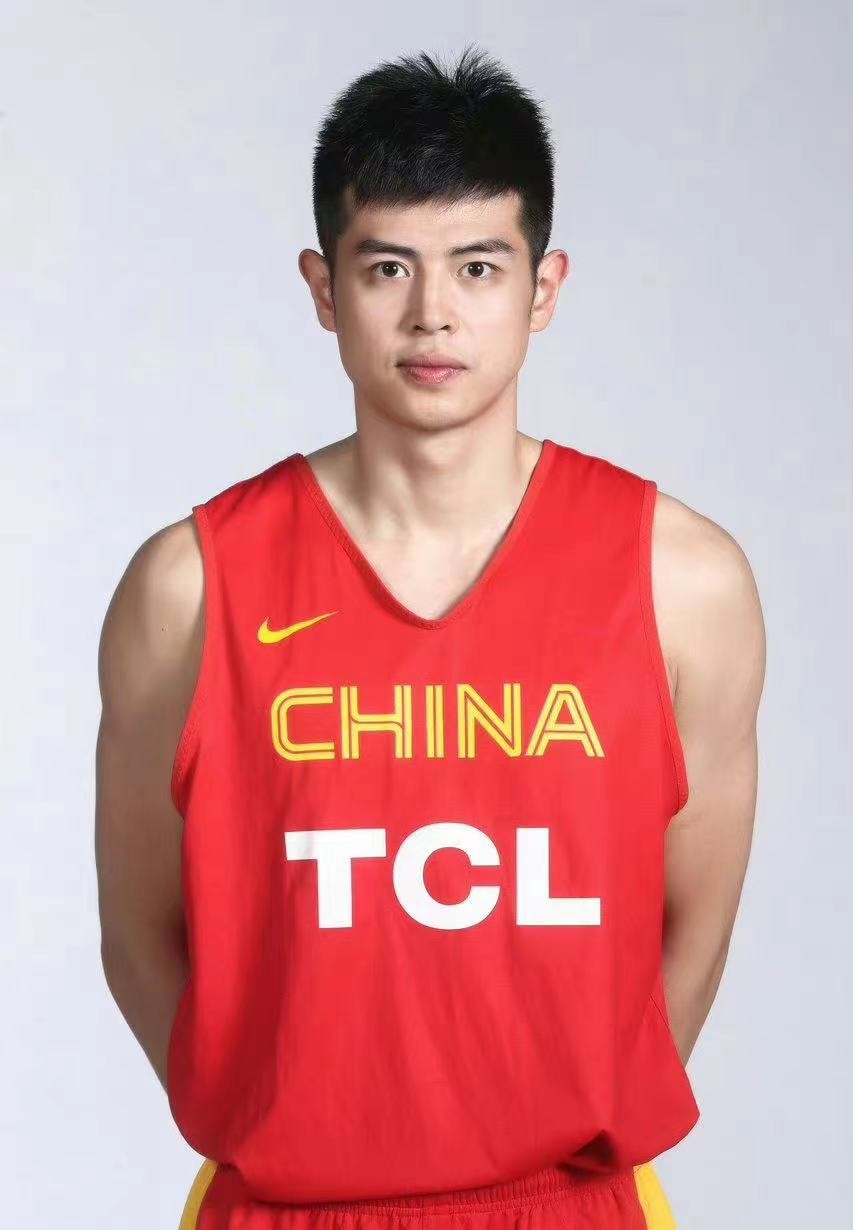 零元拍：方硕和林书豪双亲签北京首钢男篮8号客场战袍！
