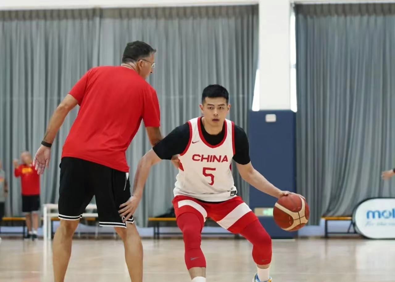 零元拍：方硕和林书豪双亲签北京首钢男篮8号客场战袍！