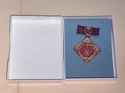 棕熊的第一次勋章小拍（苏德英法意章 二战军品烟卡等） - 东德社会主义工人积极分子奖章。好品带盒