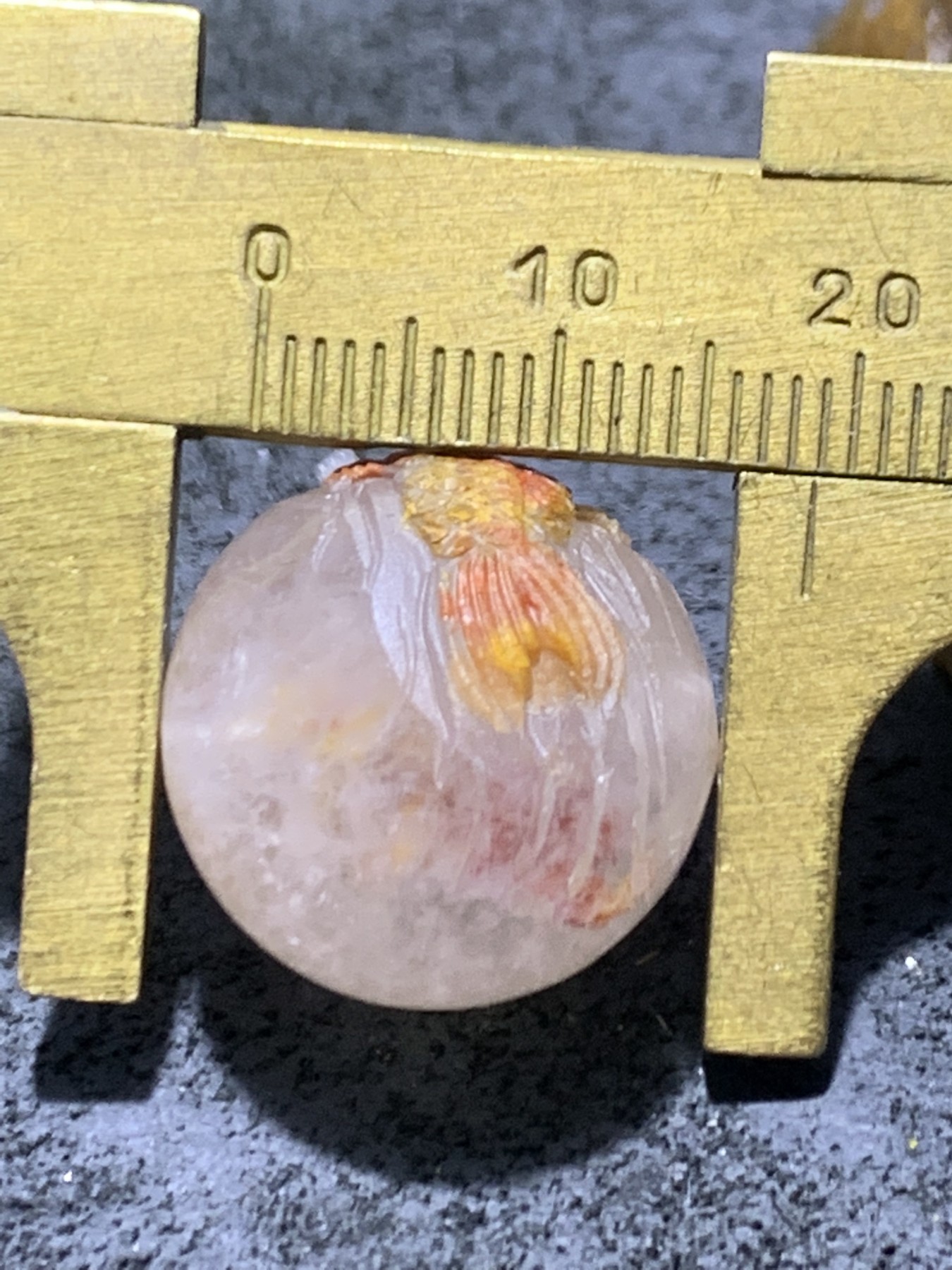 精美冰飘亚光战国红玛瑙手工俏色巧雕鲤鱼出水圆珠一个，