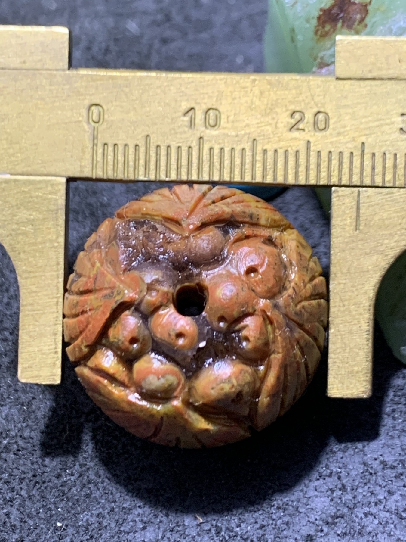 精美亚光冰飘招财晶洞料战国红玛瑙手工俏色巧雕莲子圆珠一颗！