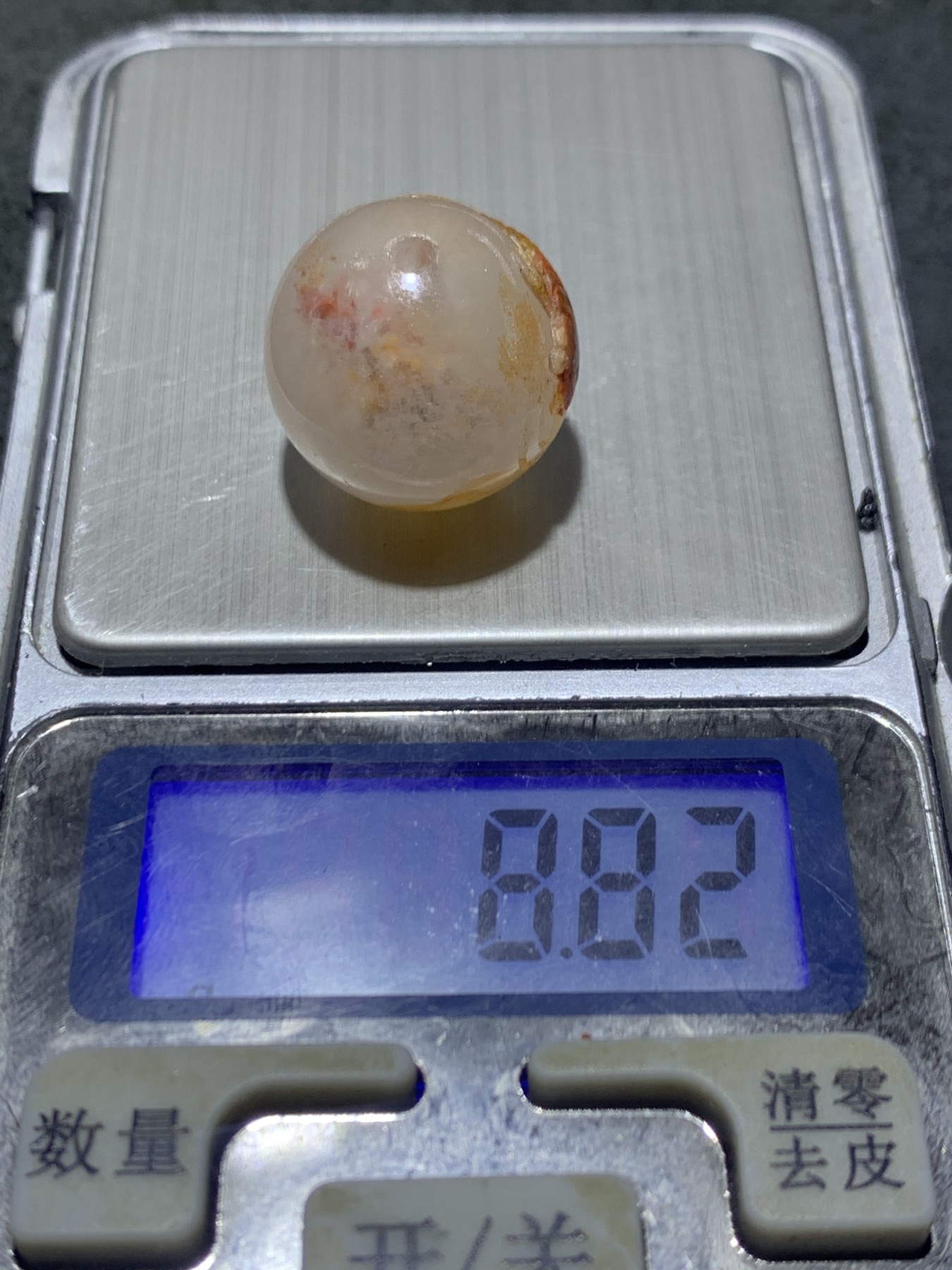 精美冰飘亚光战国红玛瑙手工俏色巧雕鲤鱼出水圆珠一个，