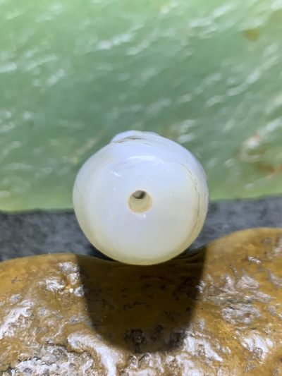 精美高玉化亚光海洋玉髓手工俏色巧雕求仙问道意境大桶珠一个 精美高玉化亚光海洋玉髓手工俏色巧雕求仙问道意境大桶珠一个