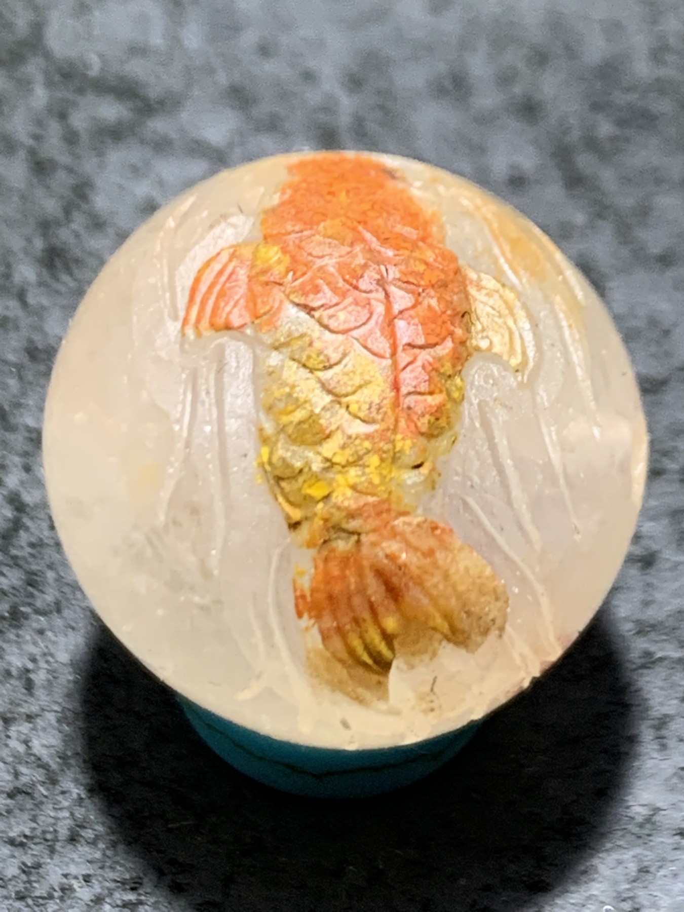 精美冰飘亚光战国红玛瑙手工俏色巧雕鲤鱼出水圆珠一个，