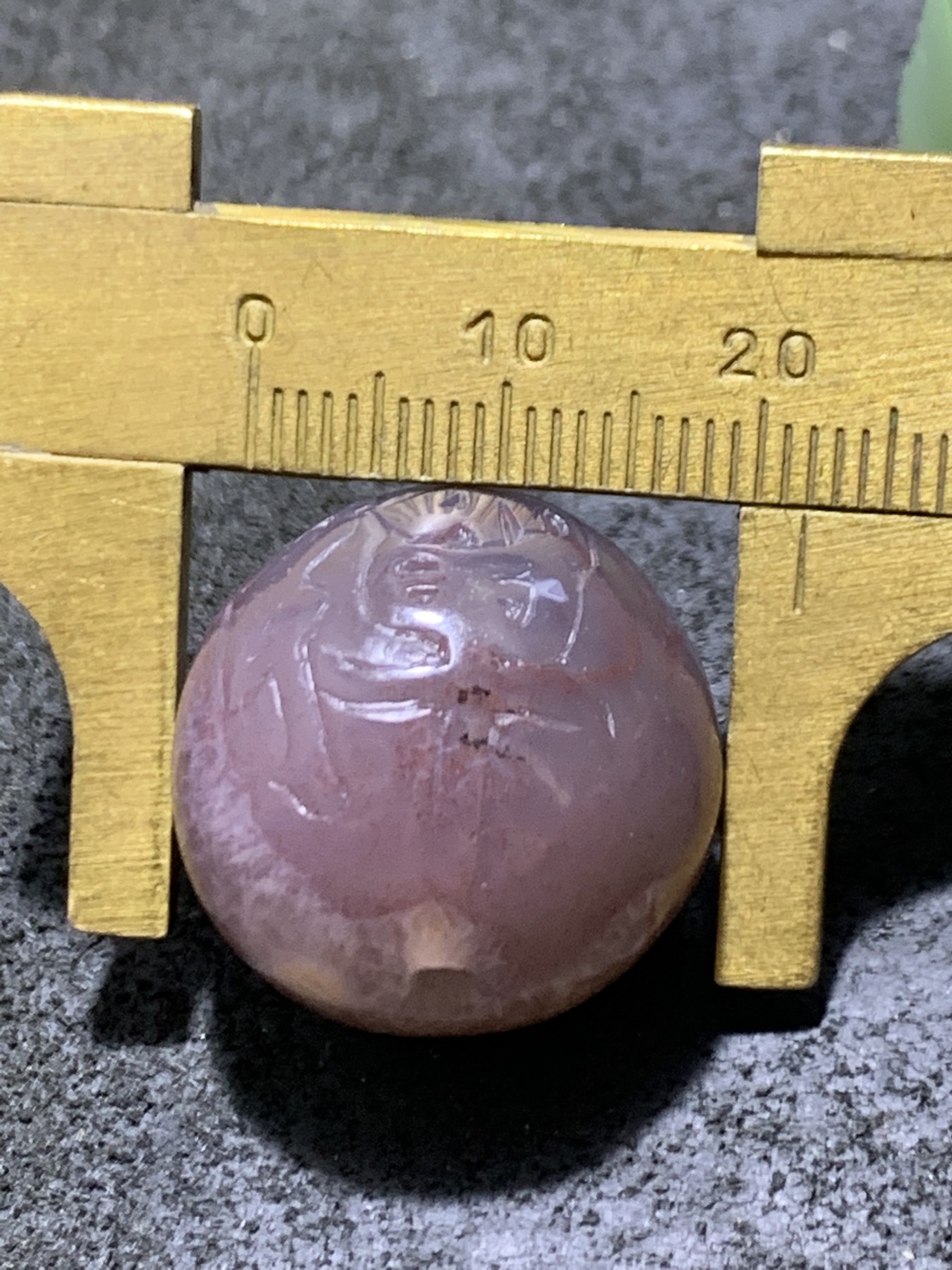 精美冰飘紫罗兰战国红玛瑙手工雕刻禅字珠一颗！