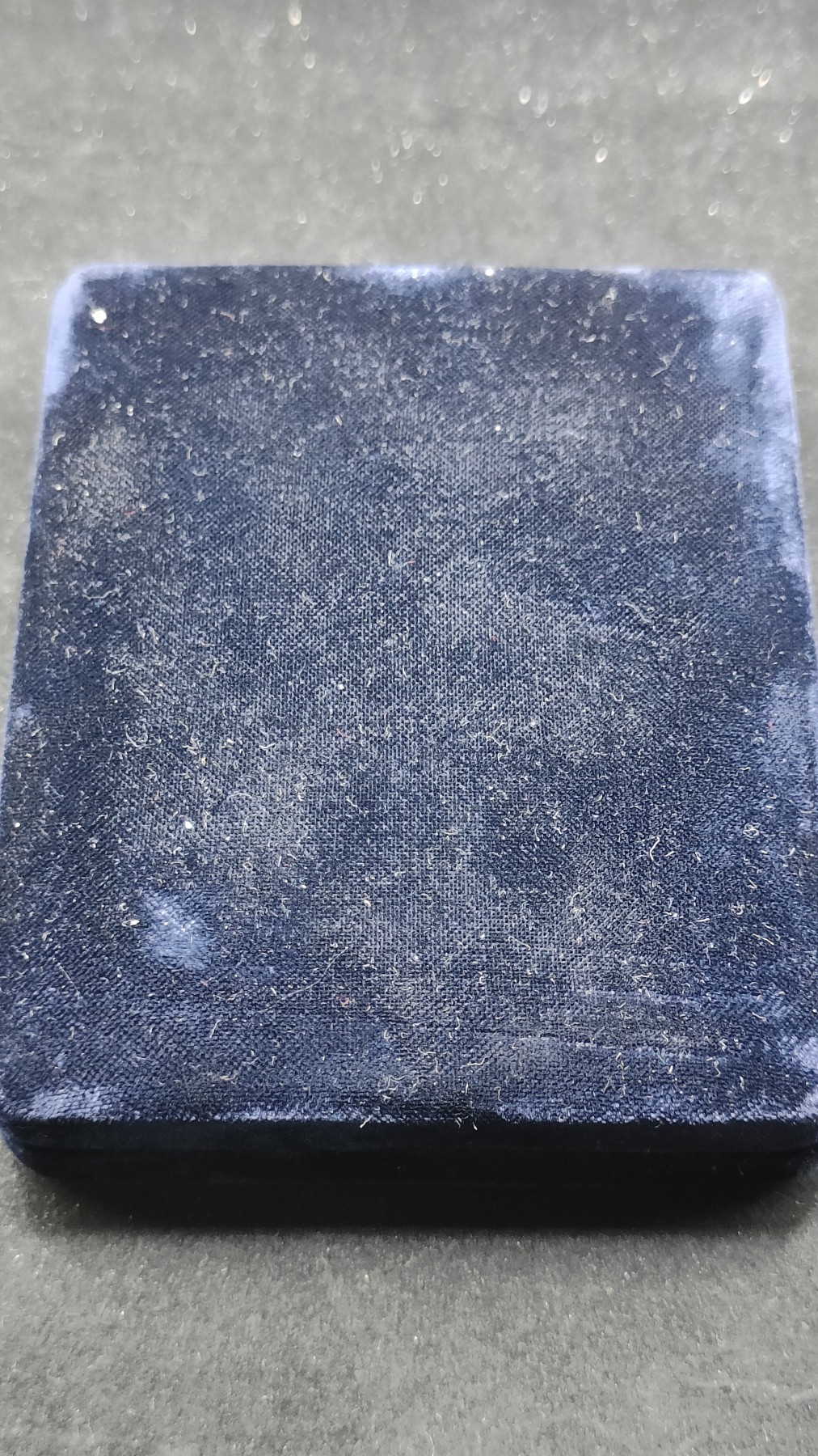 全场0元起拍 第74期 咸鱼国勋章拍卖专场 7月19日（周三）下午6：00开始 朝总联版烫金国徽盒 朝鲜建国纪念章带盒略