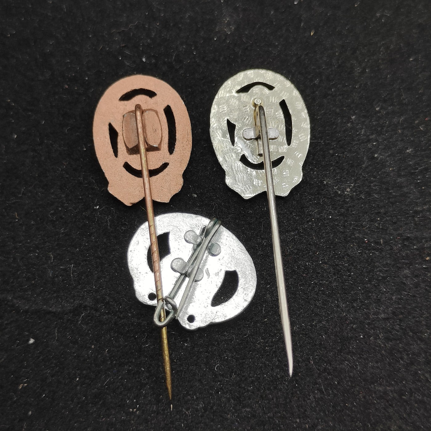 全场0元起拍 第74期 咸鱼国勋章拍卖专场 7月19日（周三）下午6：00开始 东德体能章 金银铜一组