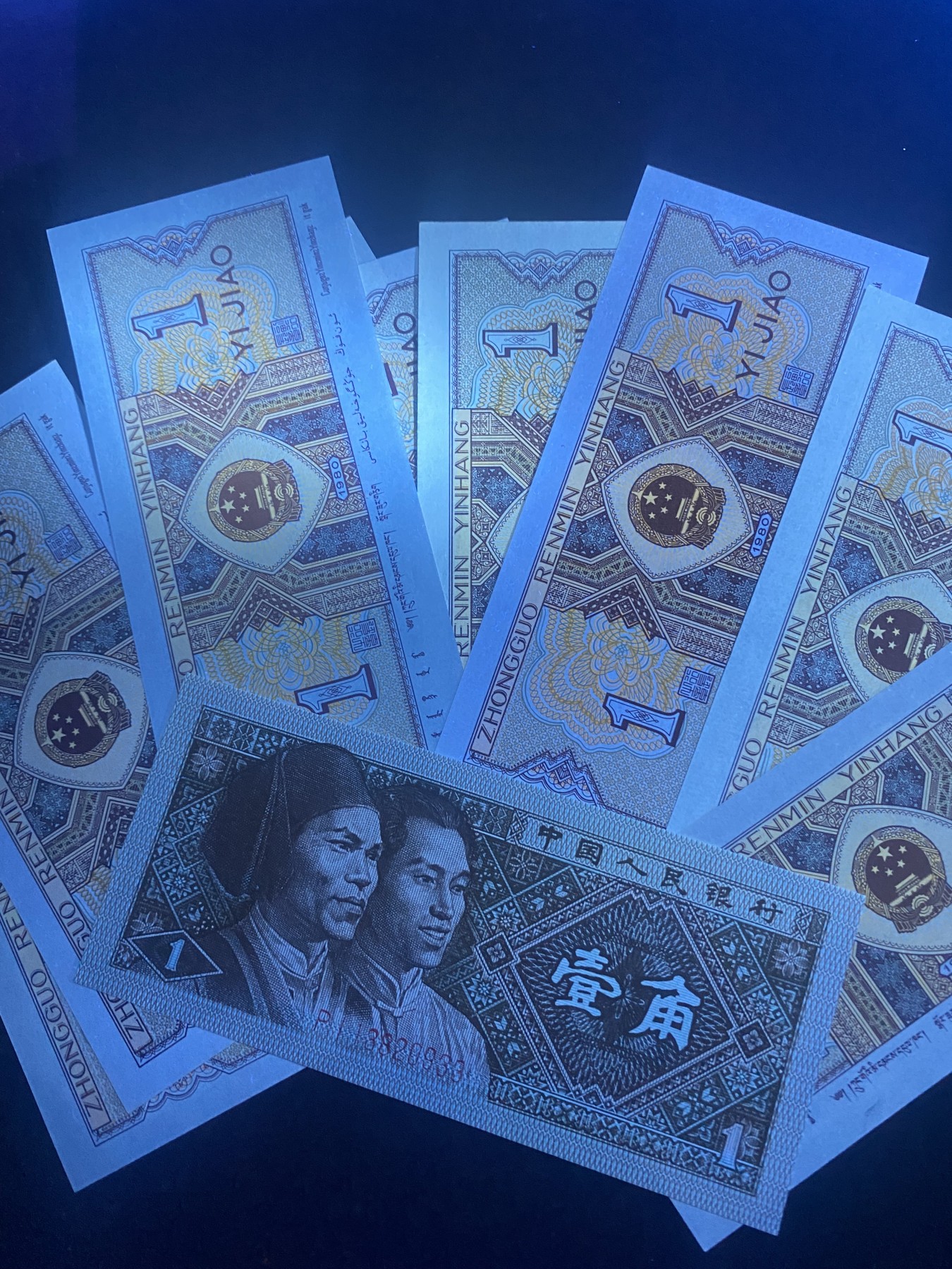 一线荧光币第330期拍场 8001P组8个冠号，太难配冠了，荧光效果也很哇塞！裸币8张，喜欢的朋友一定不要错过，机会难得