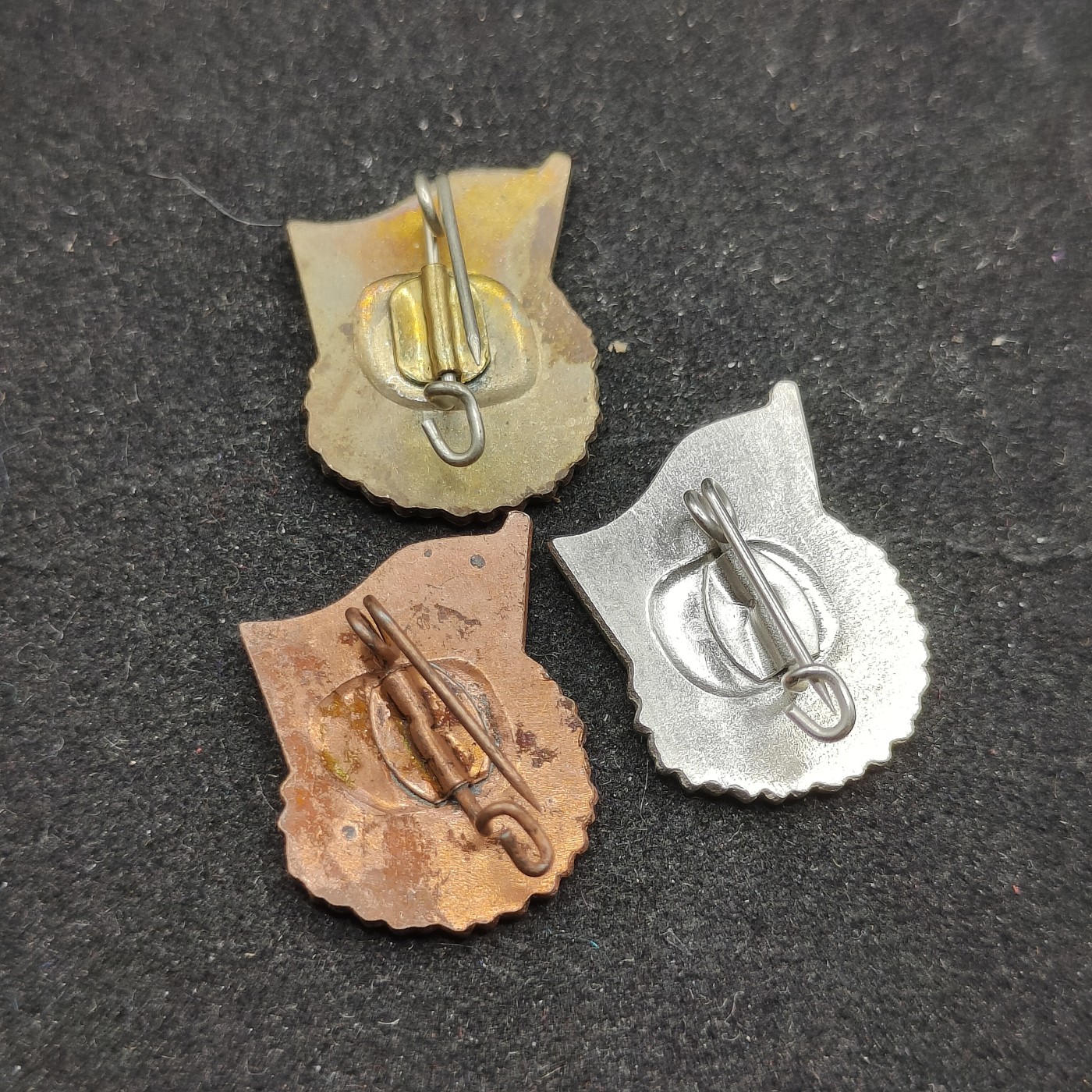 全场0元起拍 第74期 咸鱼国勋章拍卖专场 7月19日（周三）下午6：00开始 东德青年团证章金银铜级一组