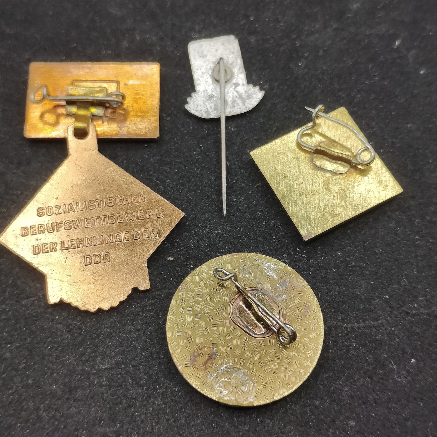 全场0元起拍 第74期 咸鱼国勋章拍卖专场 7月19日（周三）下午6：00开始 东德徽章四个