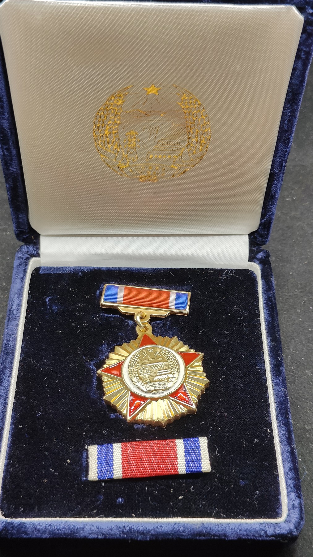 全场0元起拍 第74期 咸鱼国勋章拍卖专场 7月19日（周三）下午6：00开始 朝总联版烫金国徽盒 朝鲜建国纪念章带盒略