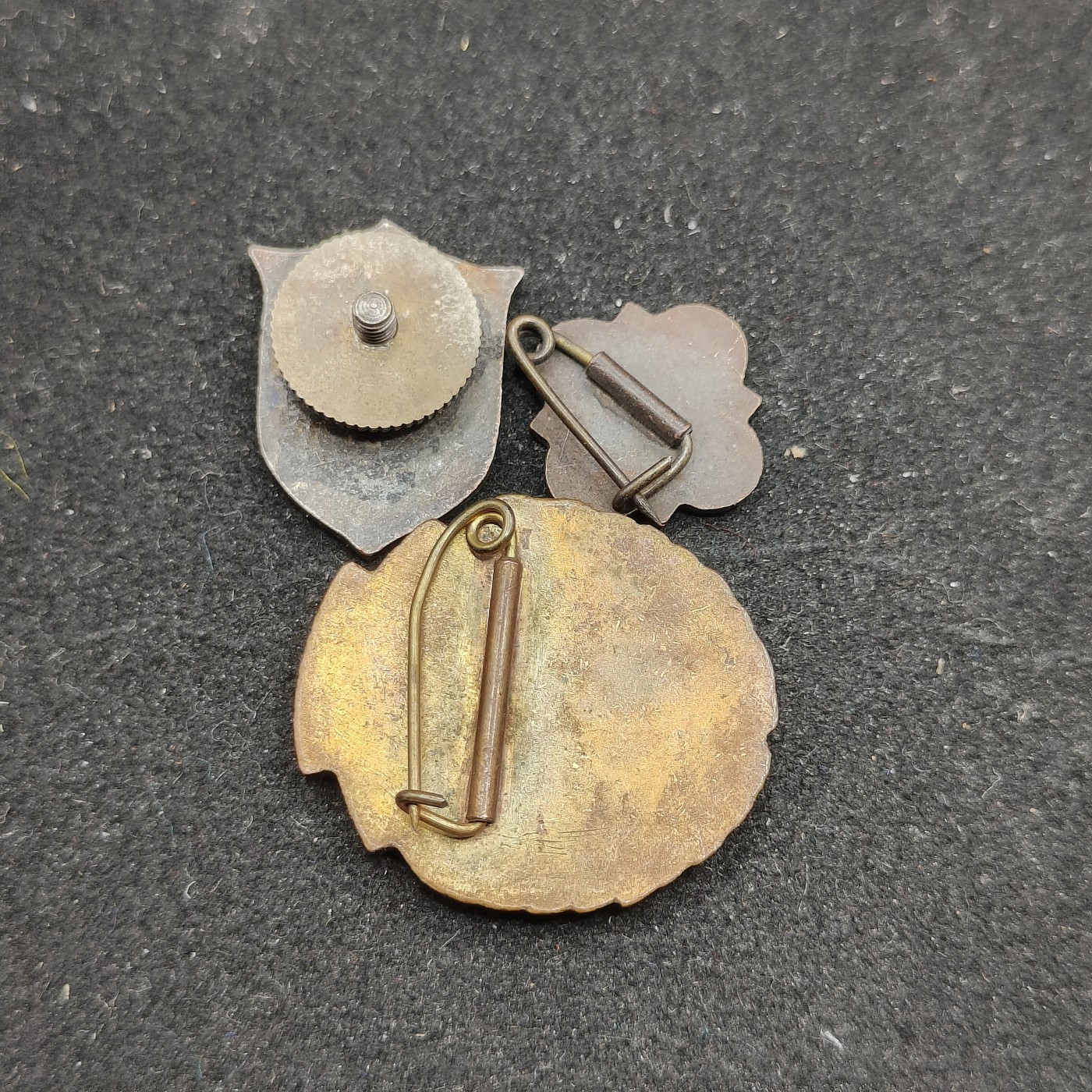 全场0元起拍 第74期 咸鱼国勋章拍卖专场 7月19日（周三）下午6：00开始 珐琅徽章三个