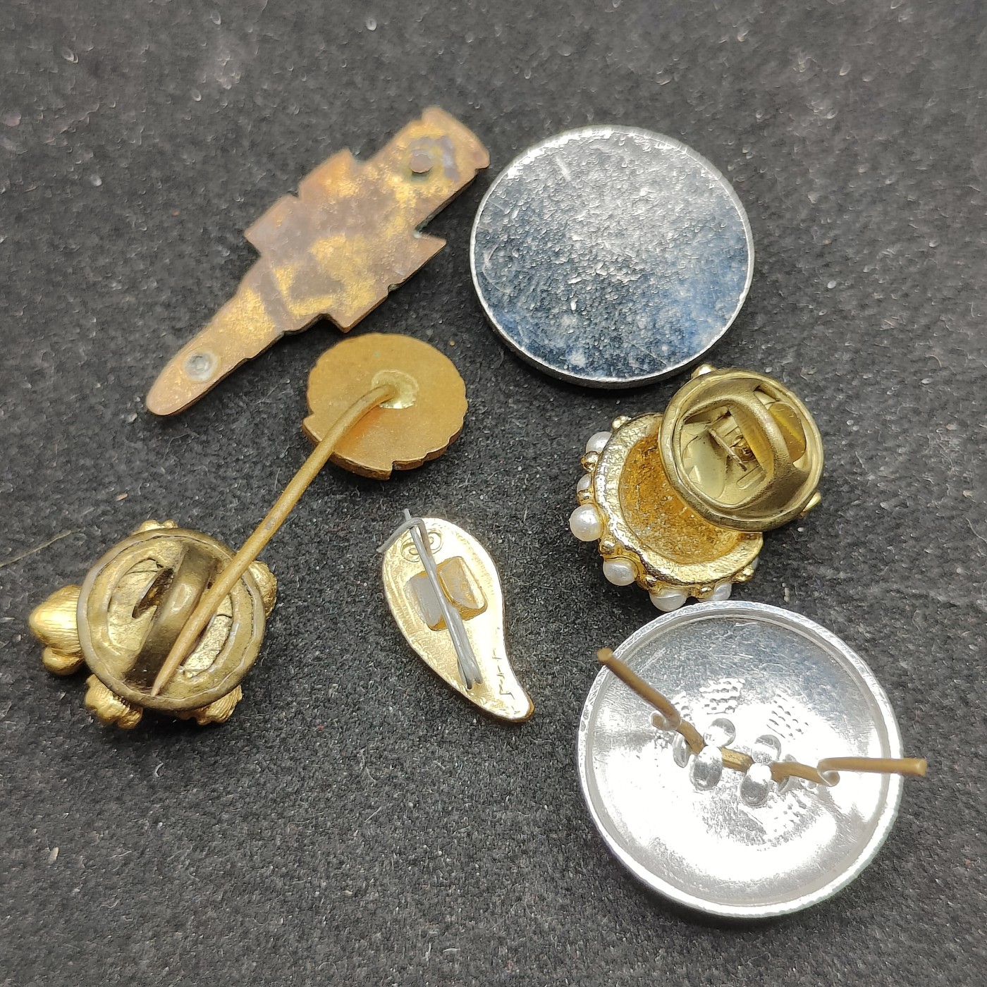 全场0元起拍 第74期 咸鱼国勋章拍卖专场 7月19日（周三）下午6：00开始 徽章帽徽一组 七个