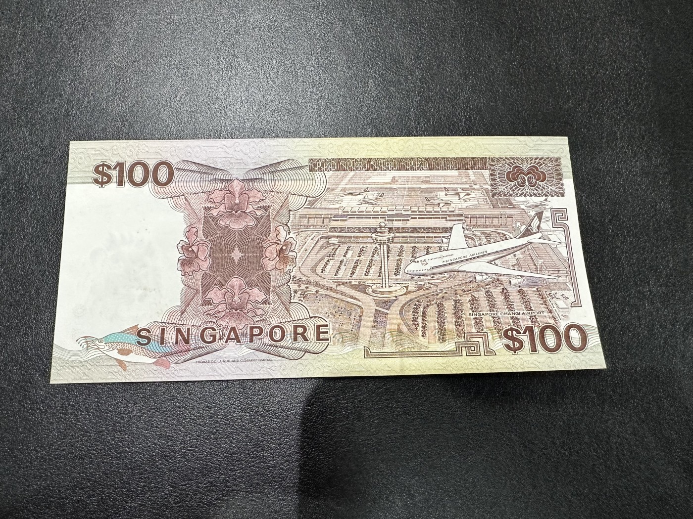 《外钞收藏家》第二百八十四期（连拍第一场） 新加坡船版100元 AU- 有两道折 不打测光品相还是不错的