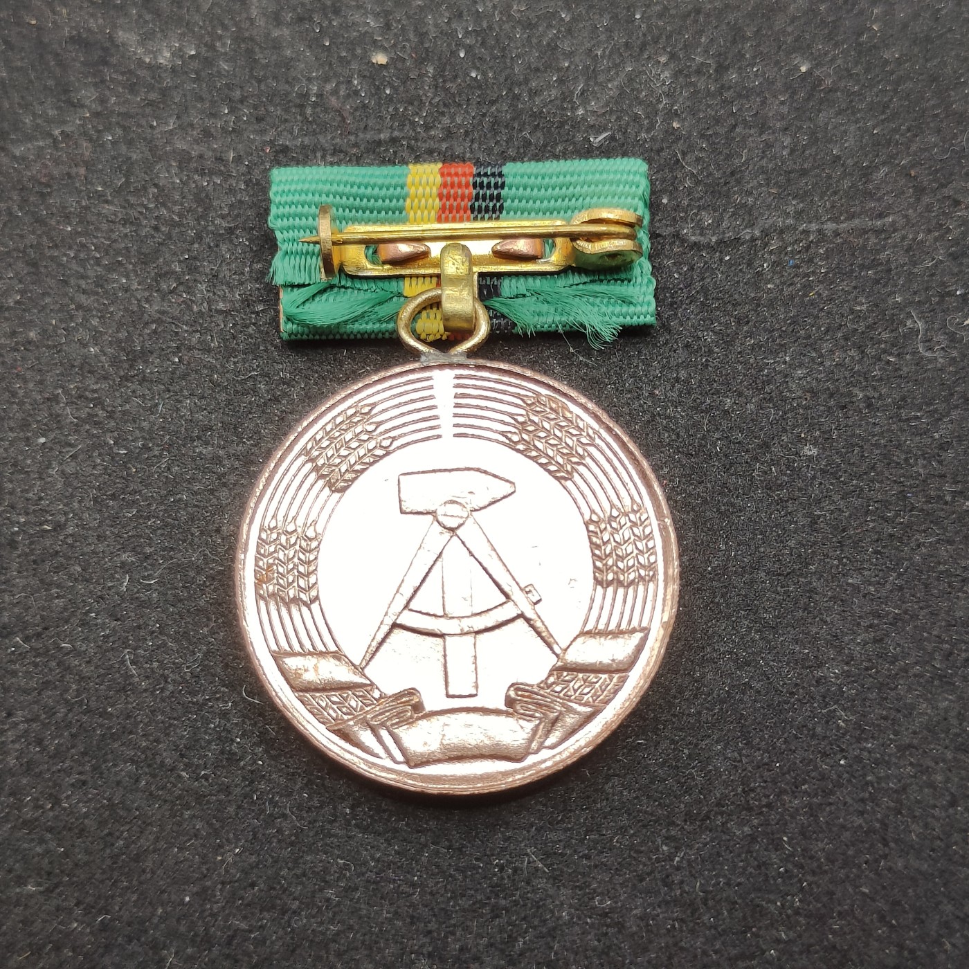 全场0元起拍 第74期 咸鱼国勋章拍卖专场 7月19日（周三）下午6：00开始 东德集体农庄优秀服务奖章