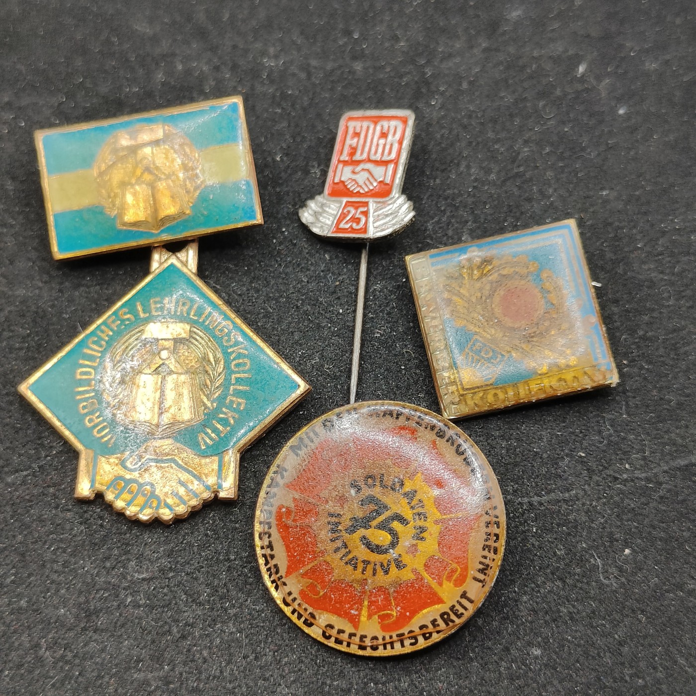 全场0元起拍 第74期 咸鱼国勋章拍卖专场 7月19日（周三）下午6：00开始 东德徽章四个