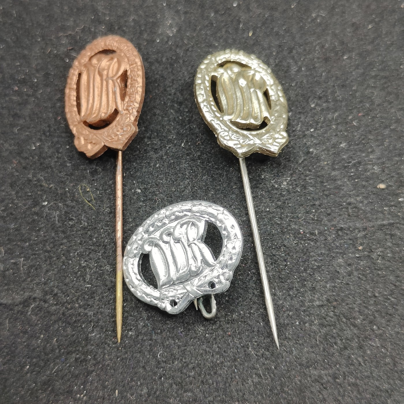 全场0元起拍 第74期 咸鱼国勋章拍卖专场 7月19日（周三）下午6：00开始 东德体能章 金银铜一组