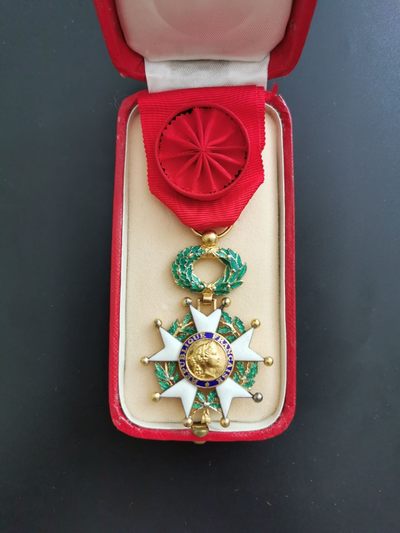 盛世勋华——号角文化勋章邮票专场拍卖第121期 - 法国军官级荣誉军团 5共版 带原盒 银制 品如图