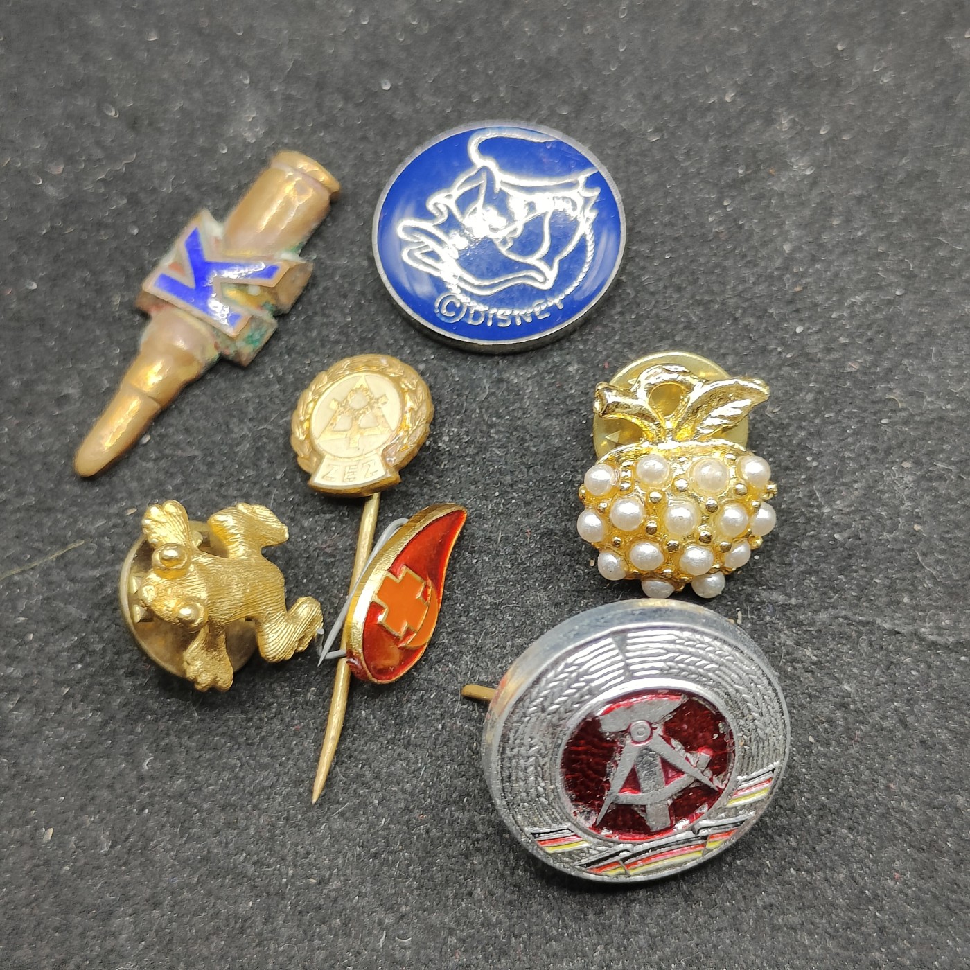 全场0元起拍 第74期 咸鱼国勋章拍卖专场 7月19日（周三）下午6：00开始 徽章帽徽一组 七个