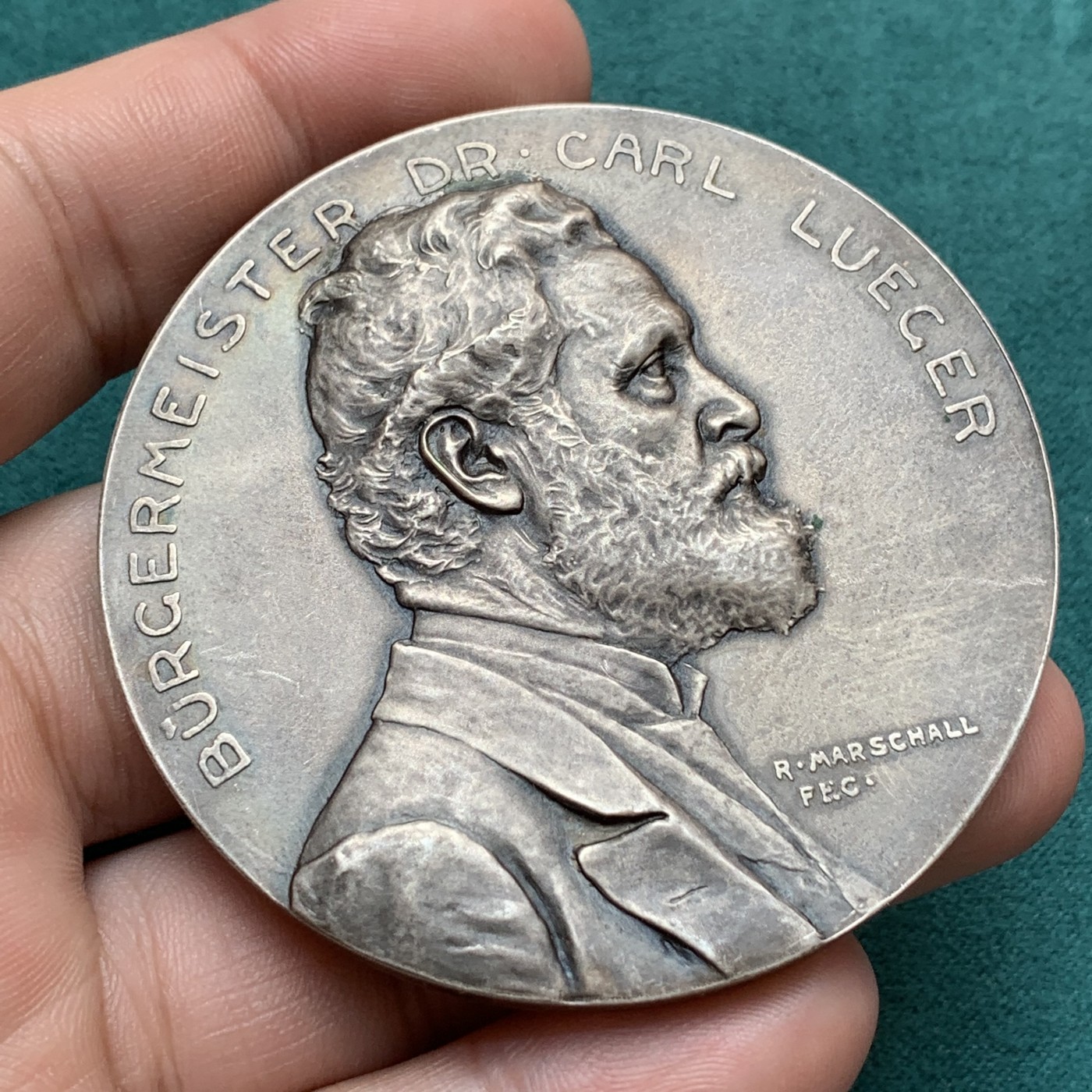 1904年奥地利维也纳市长卡尔-吕格镀银大铜章卡尔·吕格是奥地利政治家，维也纳市长，奥地利基督教社会党的领导人和联合创始人。 他因将维也纳 市转变为现代城市而闻名