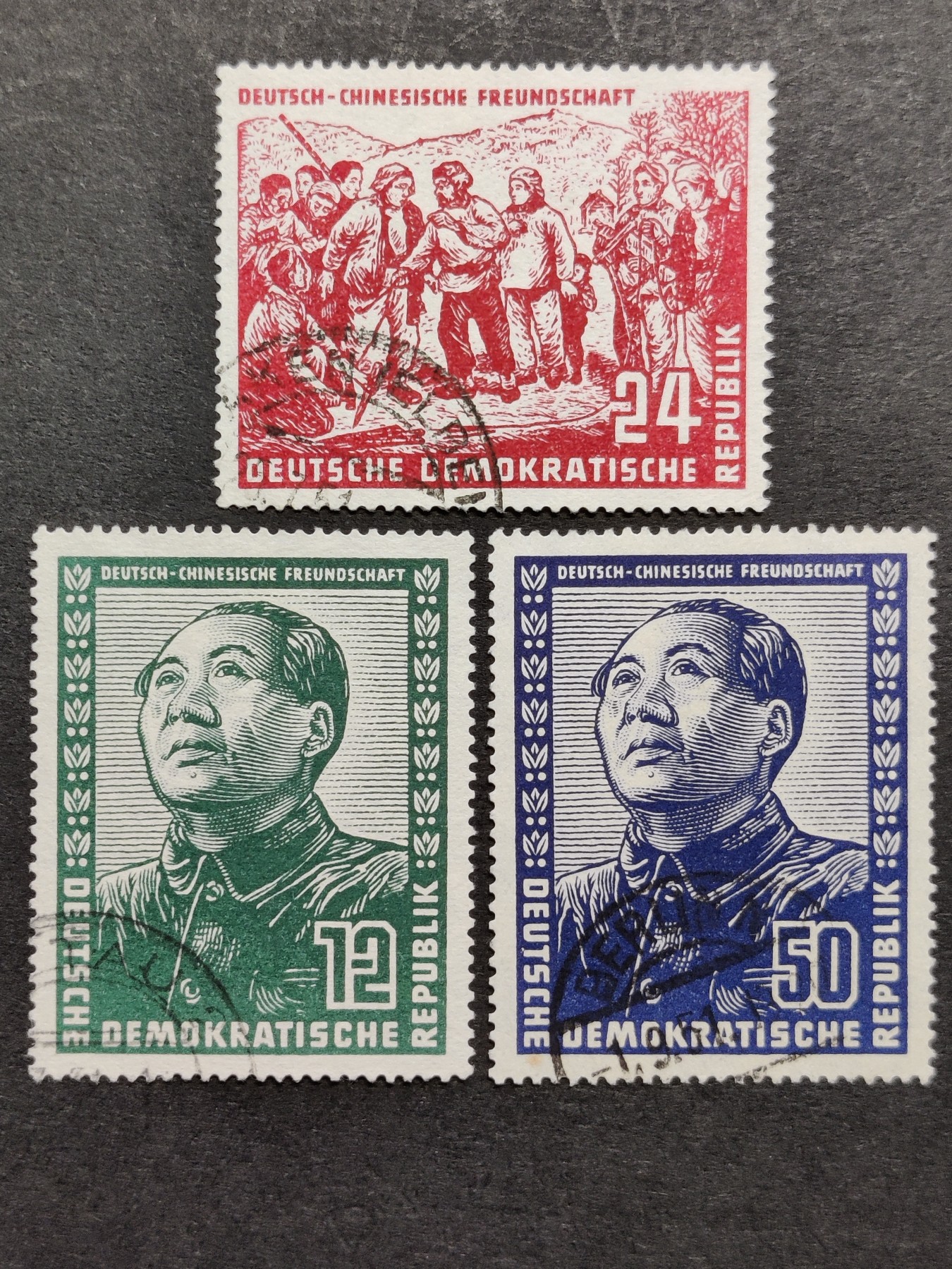 洪涛臻品批发群 精选邮票限时拍卖第三百二十八期  德国名票！东德1951年中德友谊--毛泽东主席与土地改革!【比新中国1952年的原版特2土改发行还早,最早的土改题材邮票, 图3德国卖家目前售价信销票52欧元(约420元人民币)-约三分之一目录价--目录价150欧元】德国著名设计师Martens作品！历来贵票！ 信销全套！面艳背白齿全角尖票挺 全品！
