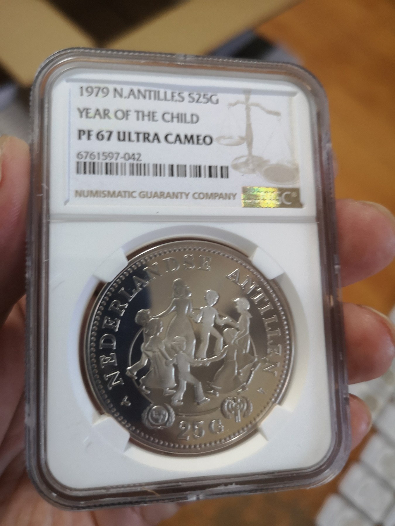 长老汇第17场儿童年评级币 1979荷属安第斯儿童年25盾精制银币，NGC PF67UC