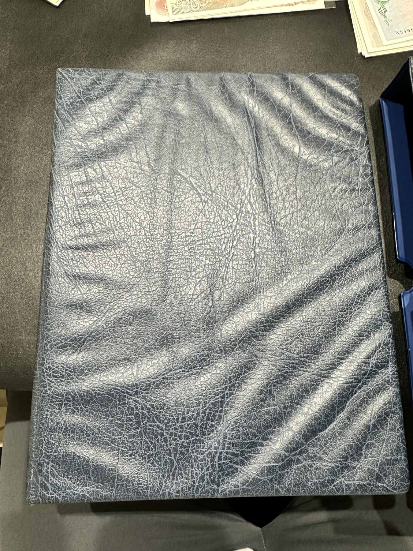 《外钞收藏家》第二百八十五期（连拍第二场）英国及英属专场 德国蓝色灯塔收藏册，带2格+3格+黑色分隔页（7页+23页+31页），二手 个别内页有裂口