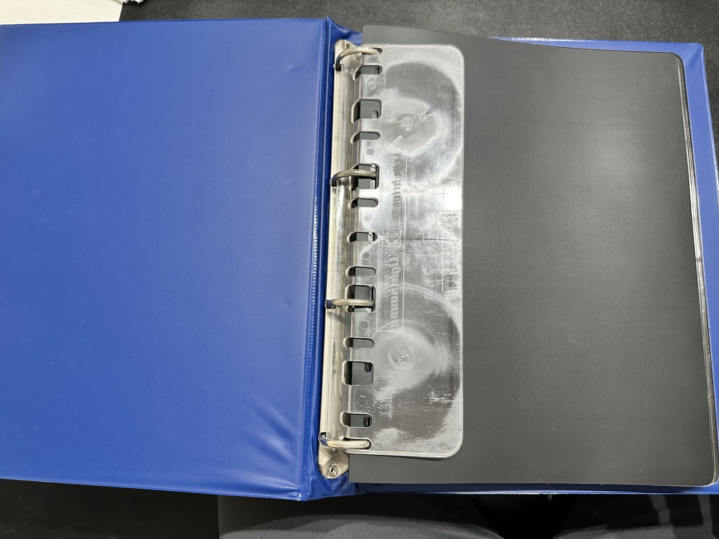 《外钞收藏家》第二百八十五期（连拍第二场）英国及英属专场 德国蓝色灯塔收藏册，带2格+3格+黑色分隔页（7页+23页+31页），二手 个别内页有裂口