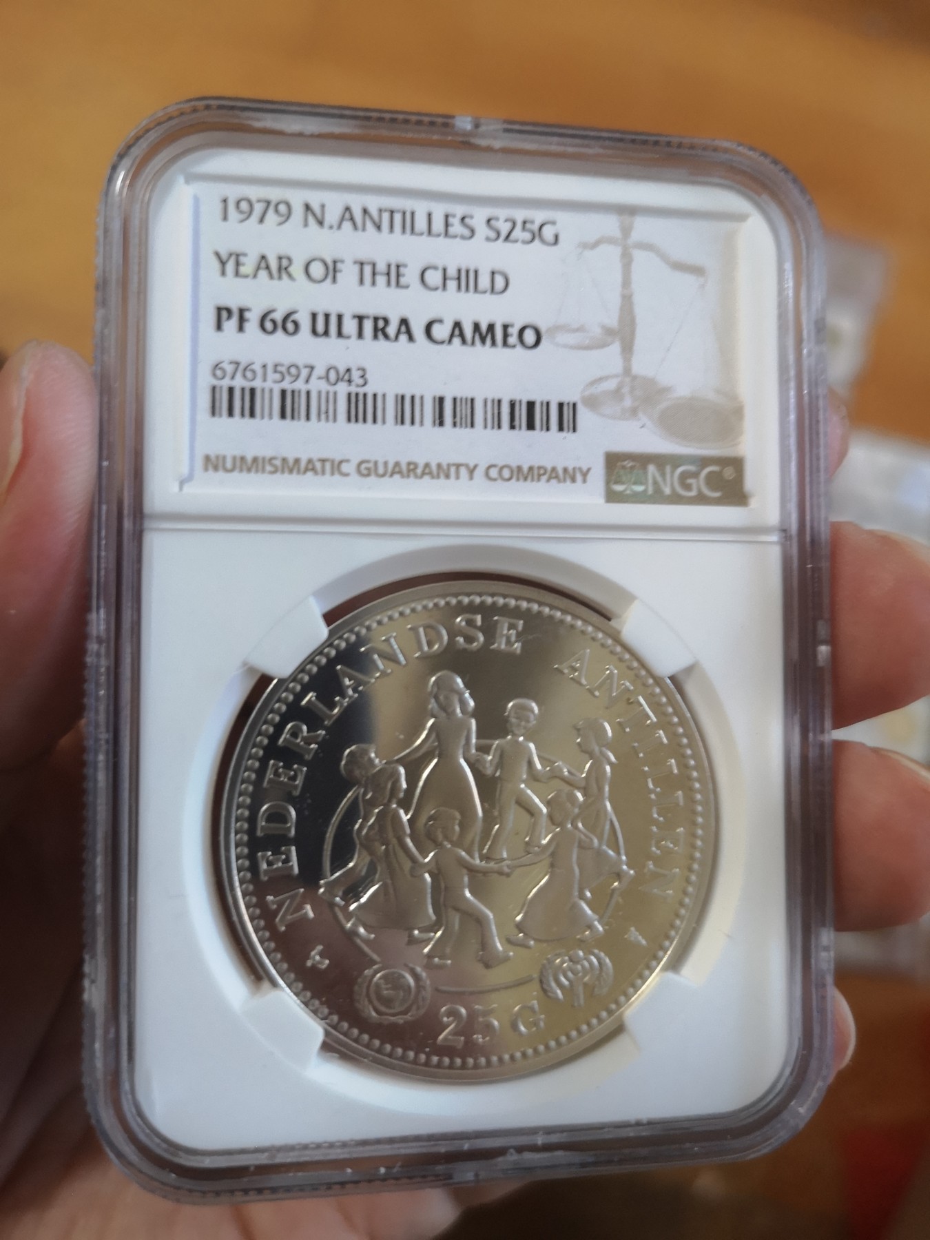 长老汇第17场儿童年评级币 1979荷属安第斯儿童年25盾精制银币，NGC PF66UC