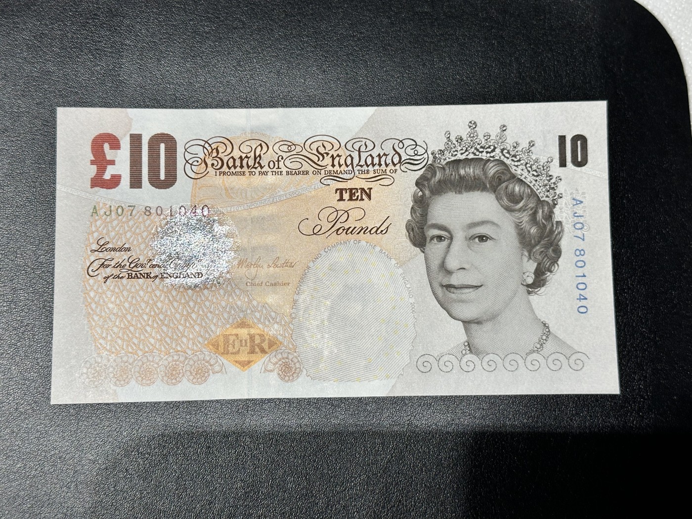 《外钞收藏家》第二百八十五期（连拍第二场）英国及英属专场 英国2000年达尔文10英镑，AJ冠 全新