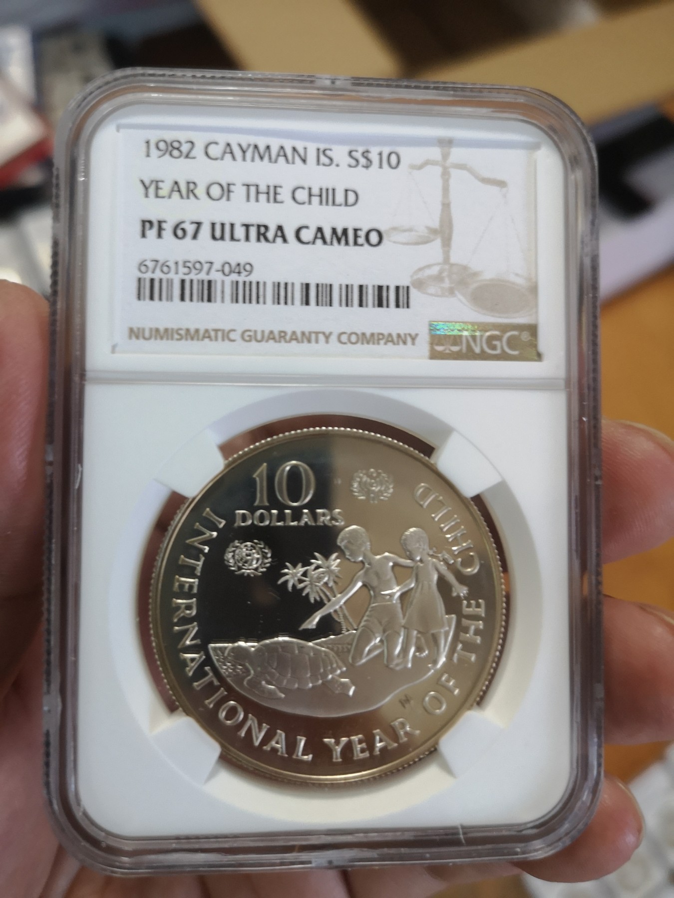 长老汇第17场儿童年评级币 1982开曼群岛儿童年10元精制银币，NGC PF67UC