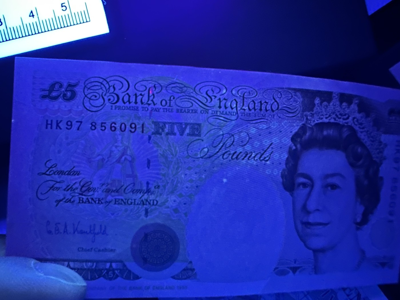 《外钞收藏家》第二百八十五期（连拍第二场）英国及英属专场 英国1990年斯蒂芬森5英镑，HK97冠，香港回归纪念钞 有极轻微潮点