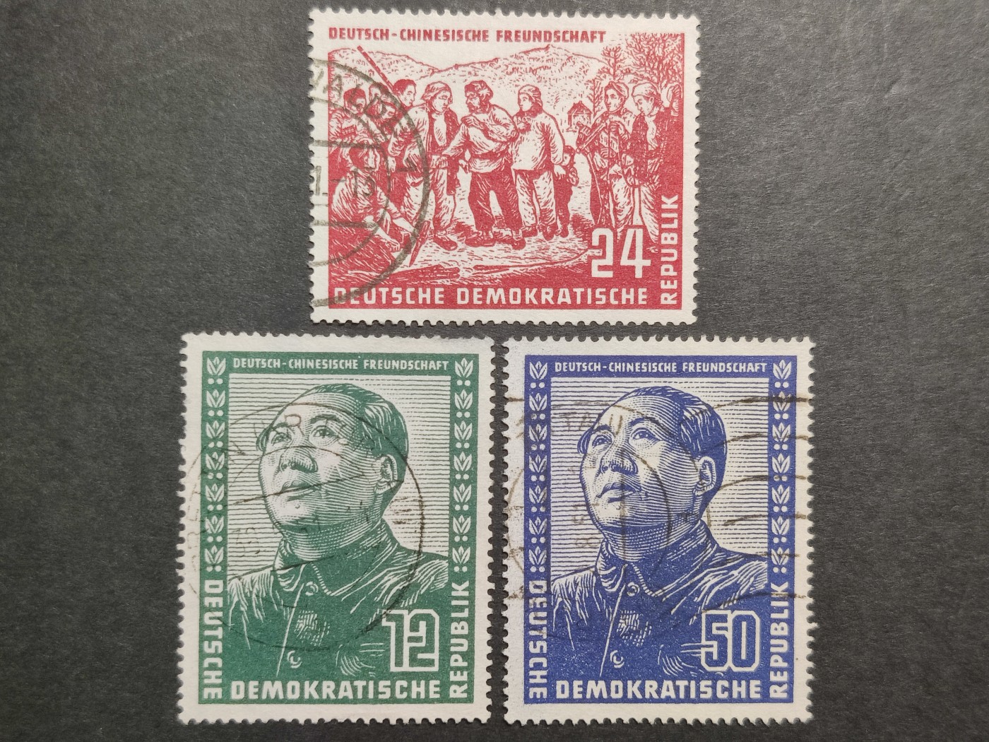 洪涛臻品批发群 精选邮票限时拍卖第三百六十期  德国名票！东德1951年中德友谊,信销全套上品-全品！主席像大戳漂亮!【图3德国卖家目前售价信销票52欧元(约420元人民币)-目录价150欧元的三分之一】--毛泽东主席与土地改革【比新中国1952年的原版特2土改发行还早,最早的土改题材邮票】外国发行的第1种毛主席邮票(全世界有近50个国家/地区发行了600多枚毛主席邮票) 历经70多年的消耗,现在存世量比较少！历来贵票！ 