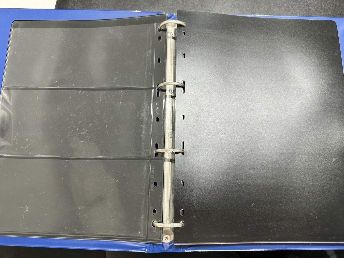 《外钞收藏家》第二百八十五期（连拍第二场）英国及英属专场 德国蓝色灯塔收藏册，带2格+3格+黑色分隔页（7页+23页+31页），二手 个别内页有裂口