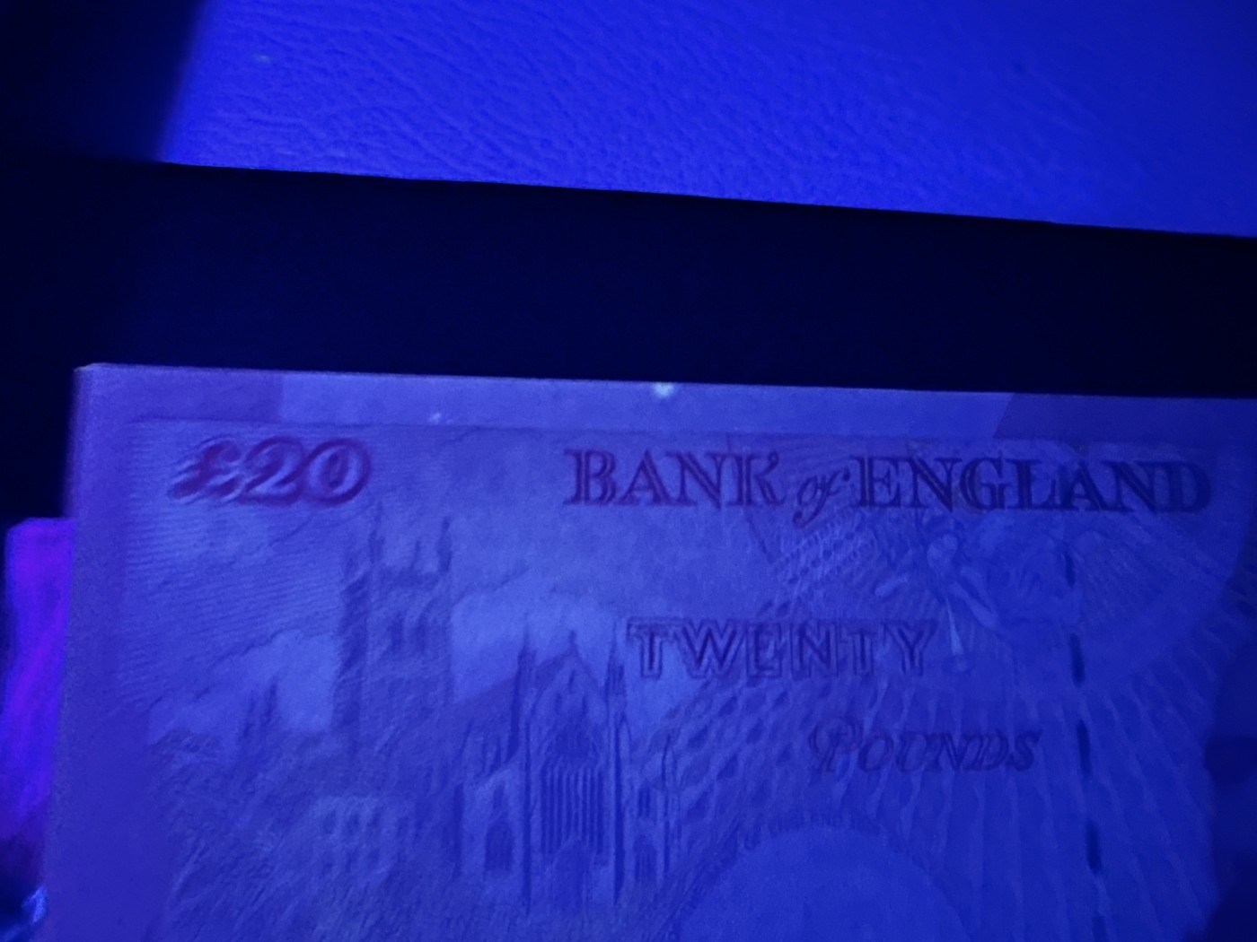 《外钞收藏家》第二百八十五期（连拍第二场）英国及英属专场 英国1999年埃尔加20英镑 全新 有轻微潮点  有一道压痕 英镑普遍情况