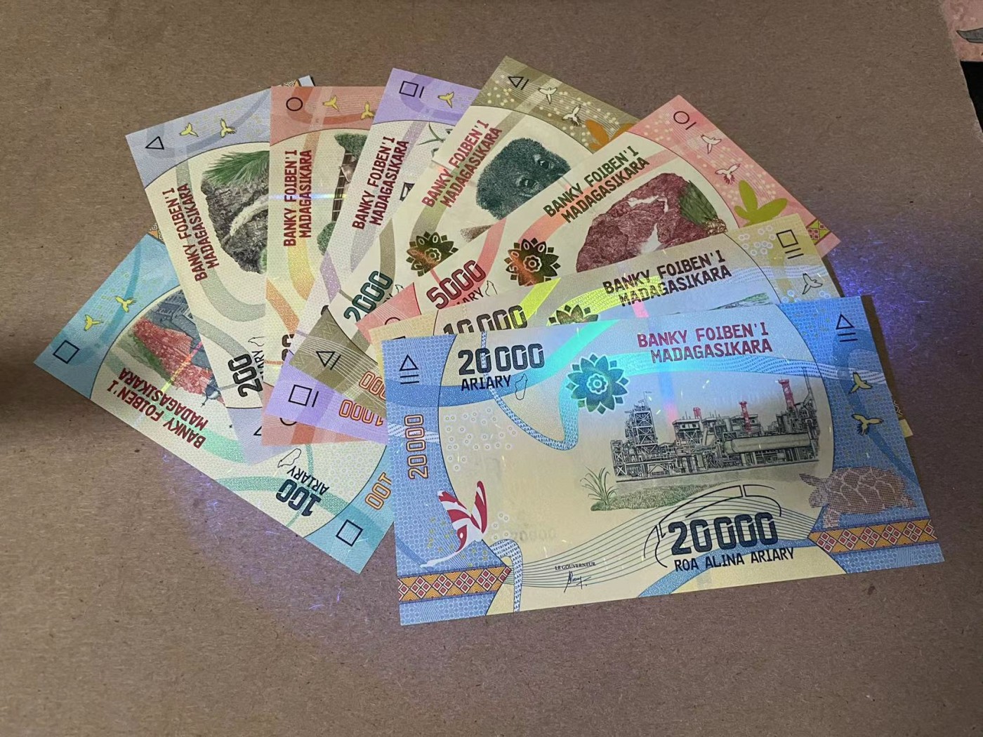 【Blue Auction】✨世界纸币精拍第347期——周日畅拍场【精】 【一组8张均9尾】马达加斯加 新版 100-20000阿里亚里 全新UNC