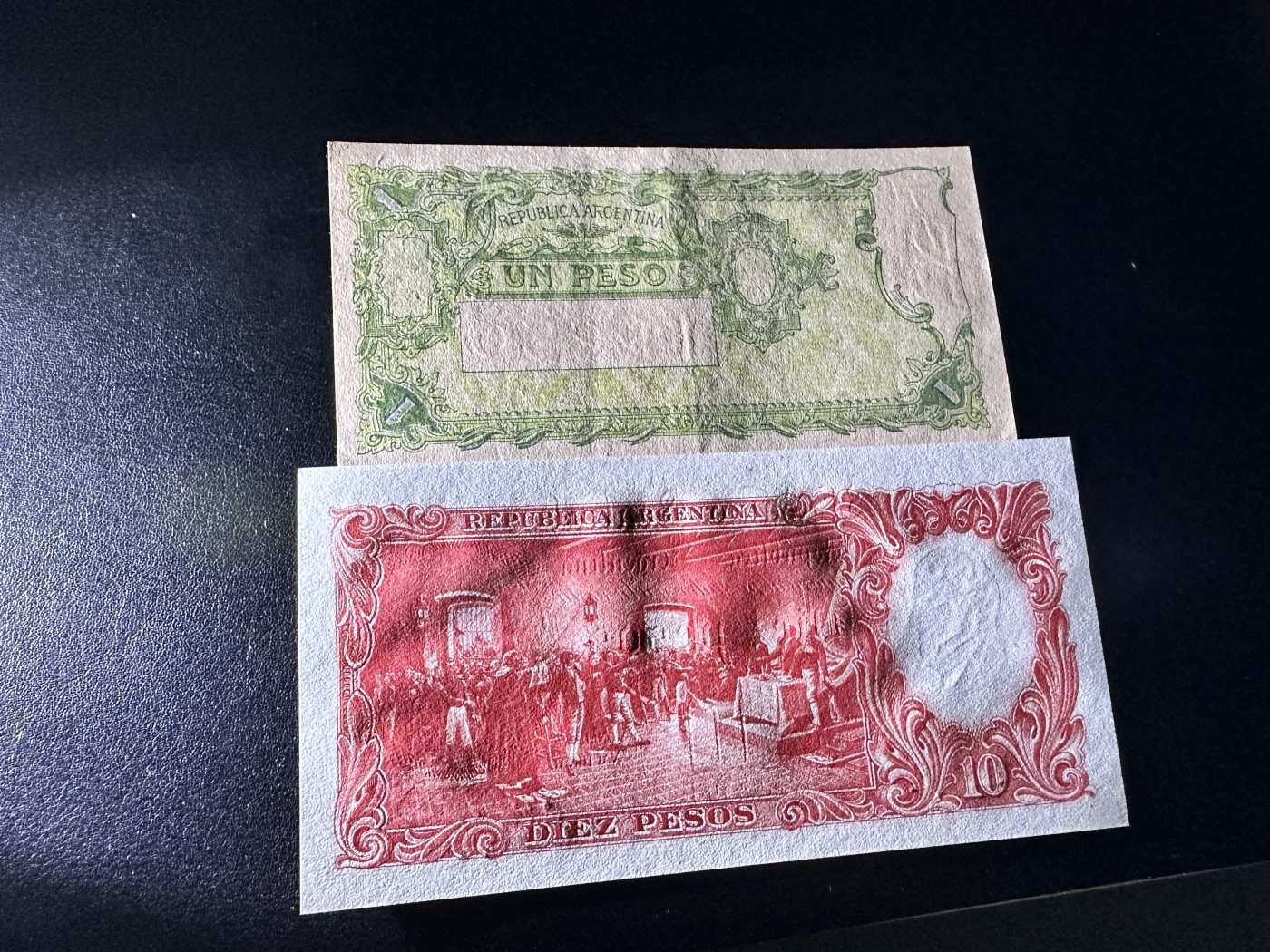 《外钞收藏家》第二百八十六期（连拍第三场） 阿根廷1951年10比索 、1比索 两张一起 10比索有潮点
