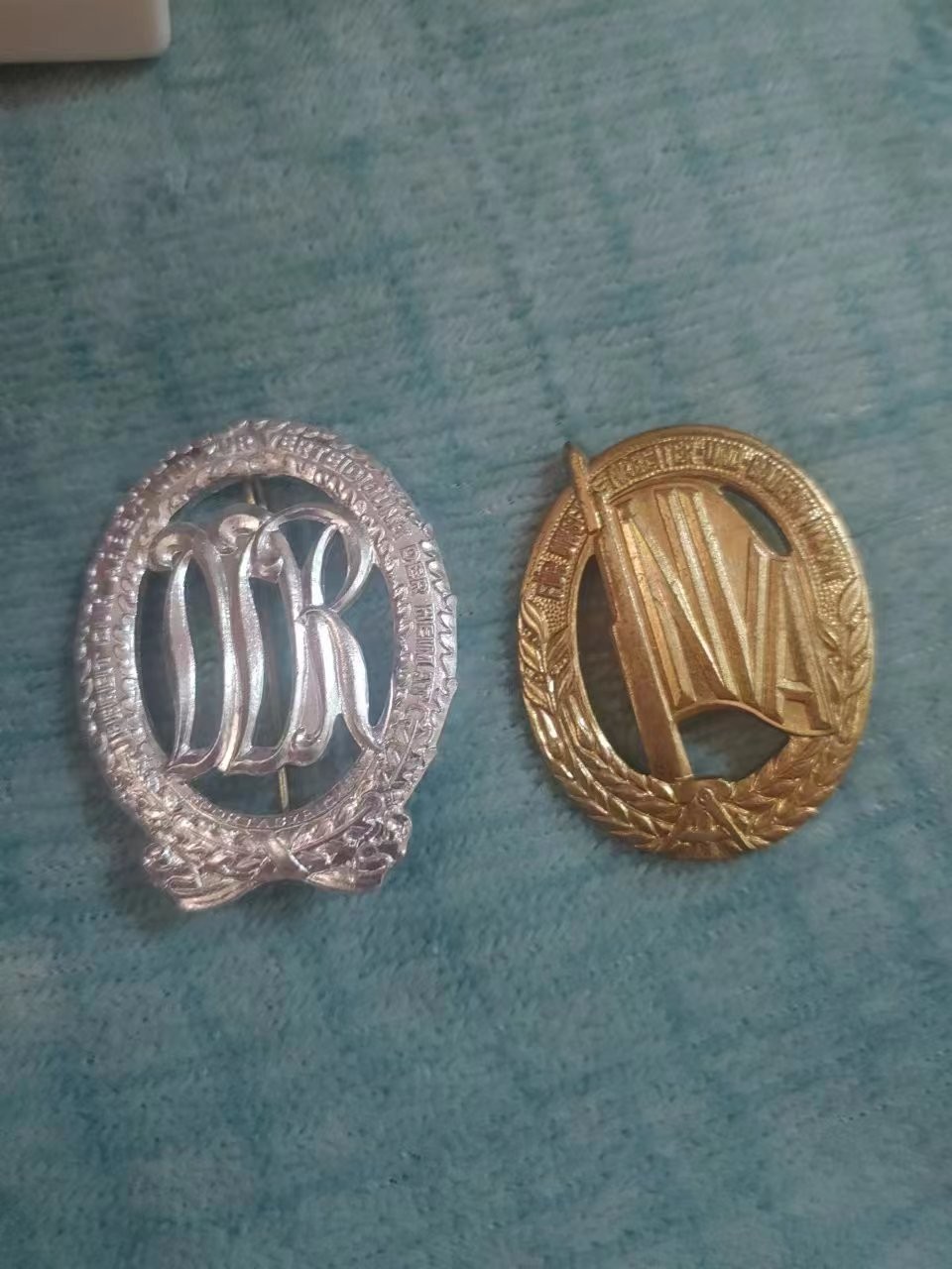 第二场拍卖 东德人民军体育章两枚（代拍二号）